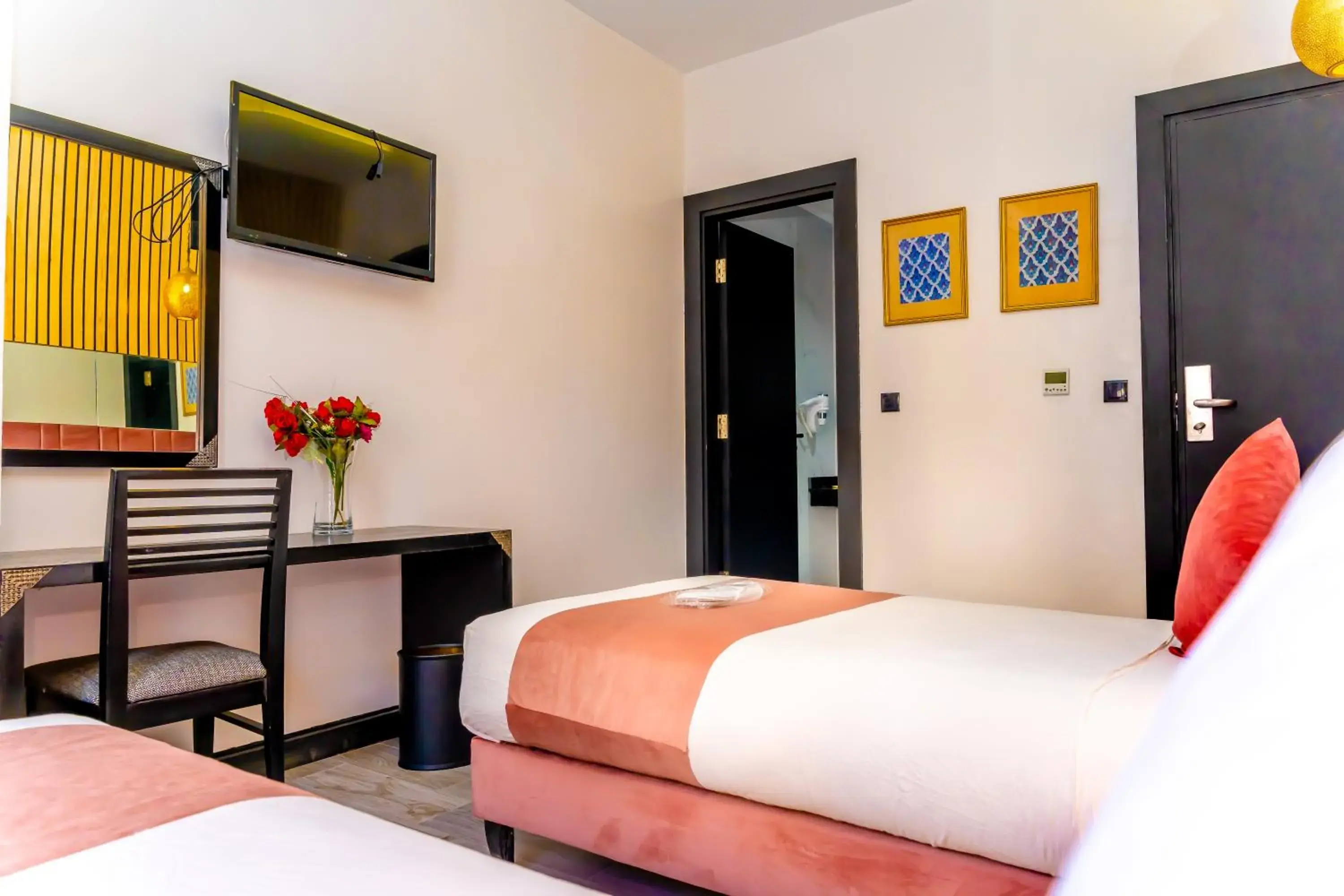 Twin Room in Hotel Les Ambassadeurs Twin Room in Hotel Les Ambassadeurs