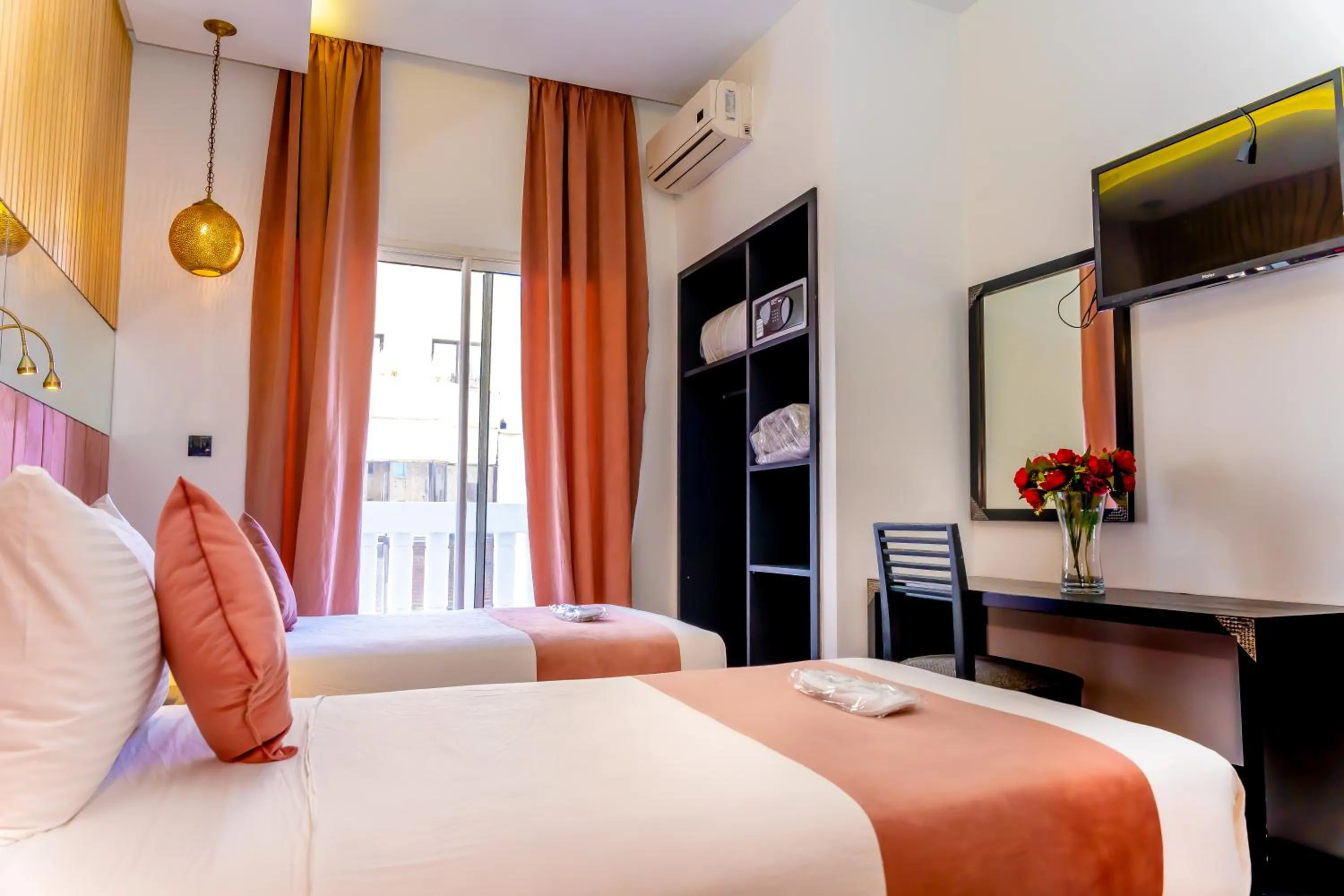 View (from property/room), Bed in Hotel Les Ambassadeurs