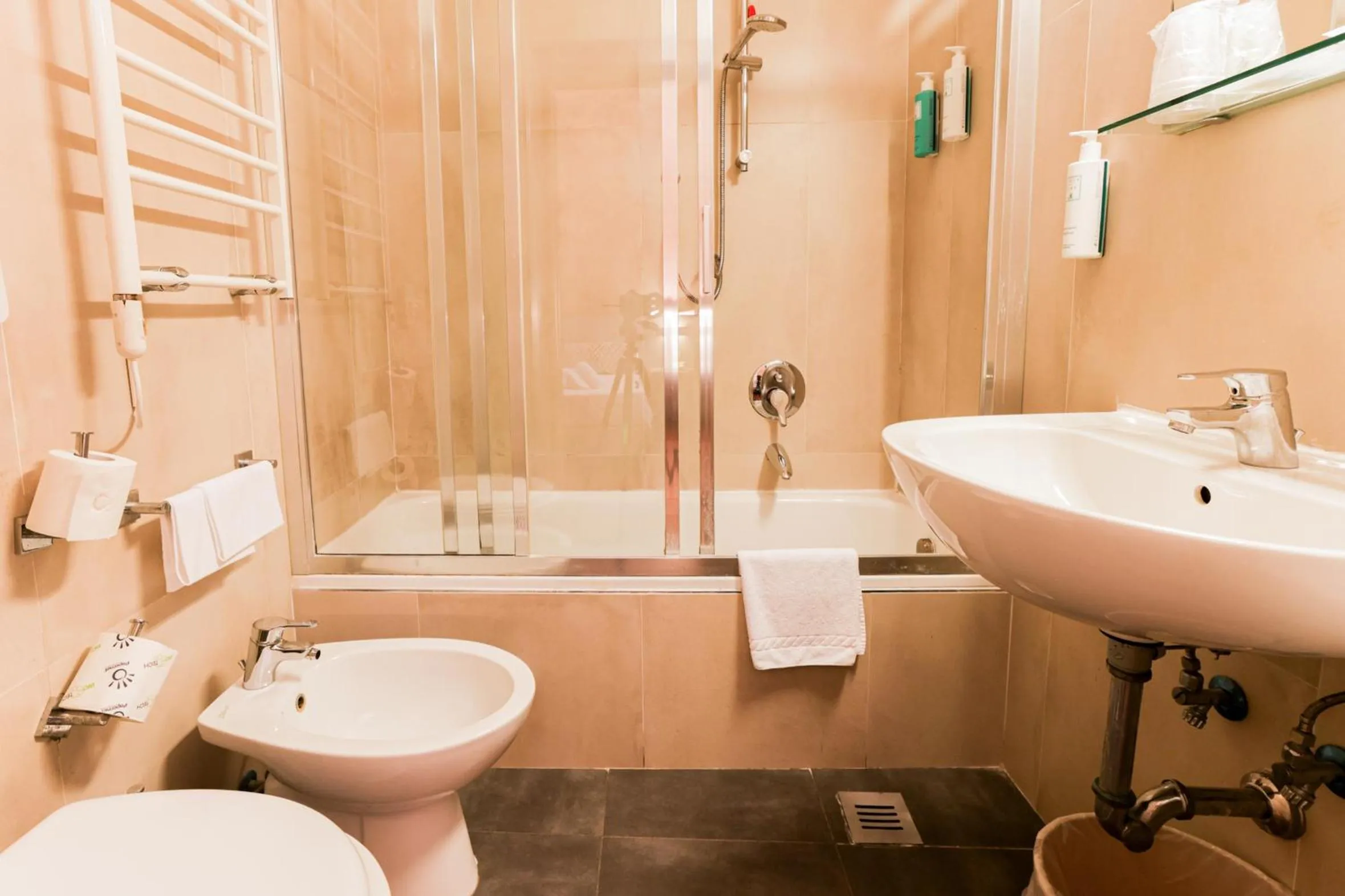 Bathroom in Albergo Firenze
