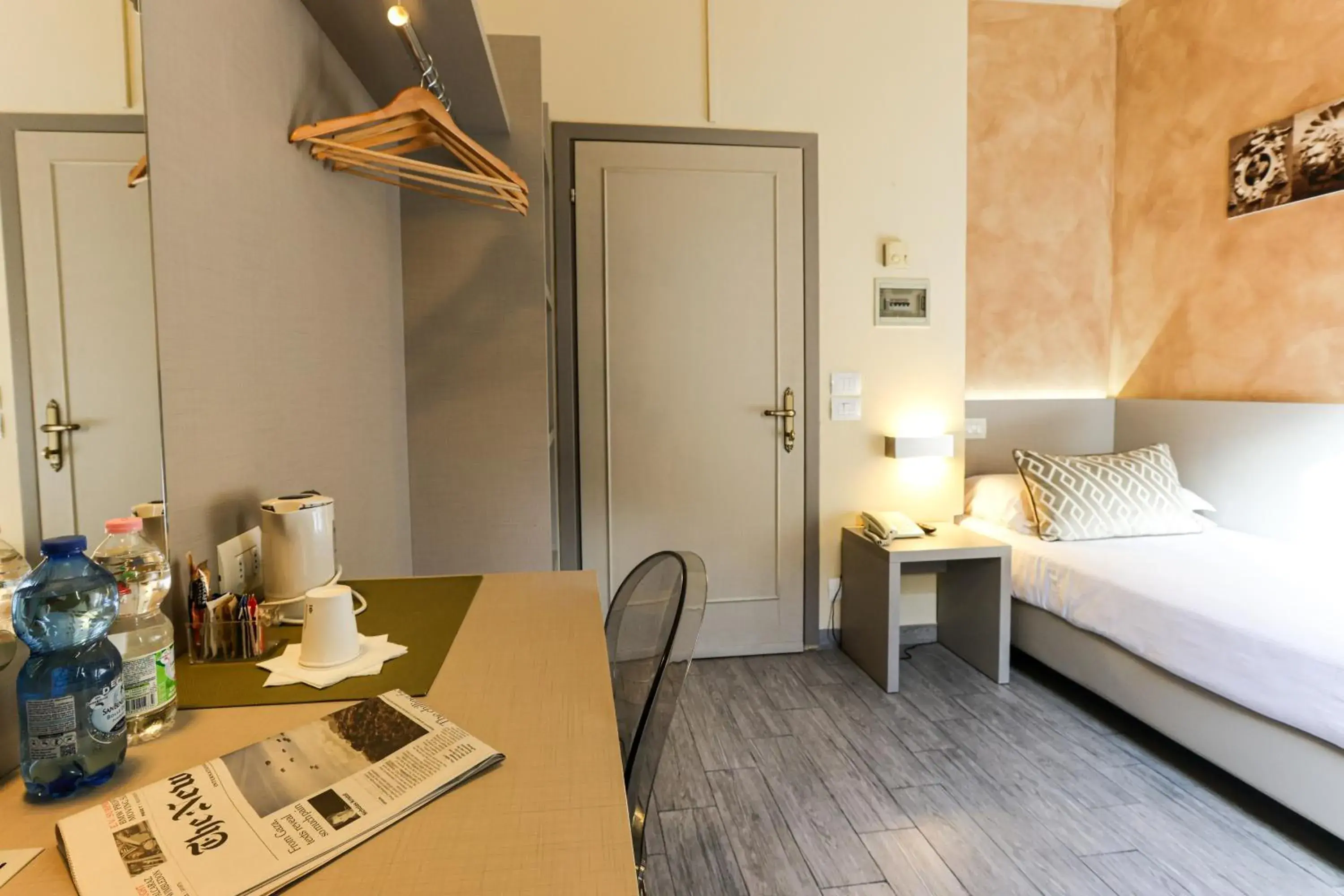Coffee/tea facilities, Bed in Albergo Firenze Coffee/tea facilities, Bed in Albergo Firenze