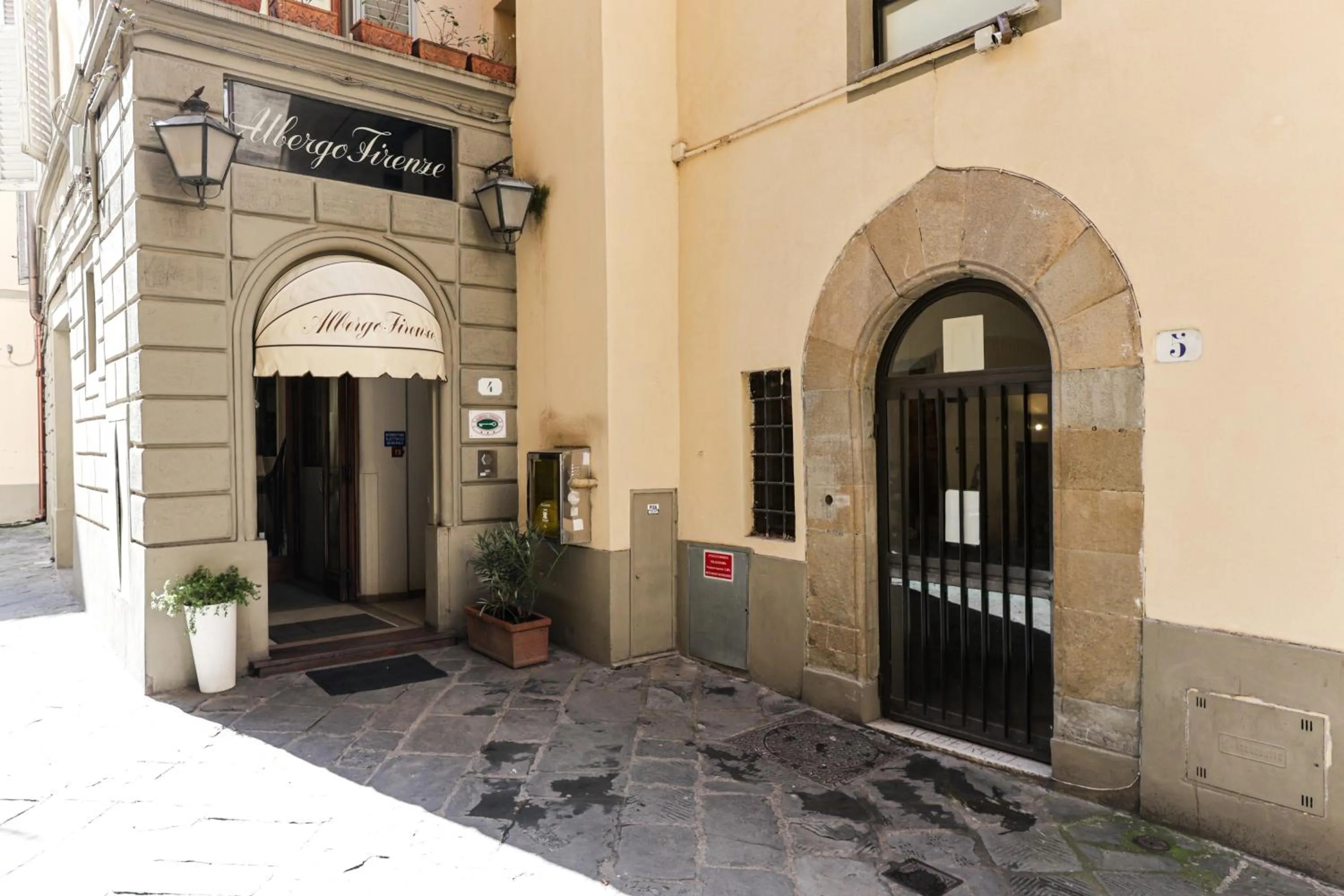 Property building in Albergo Firenze