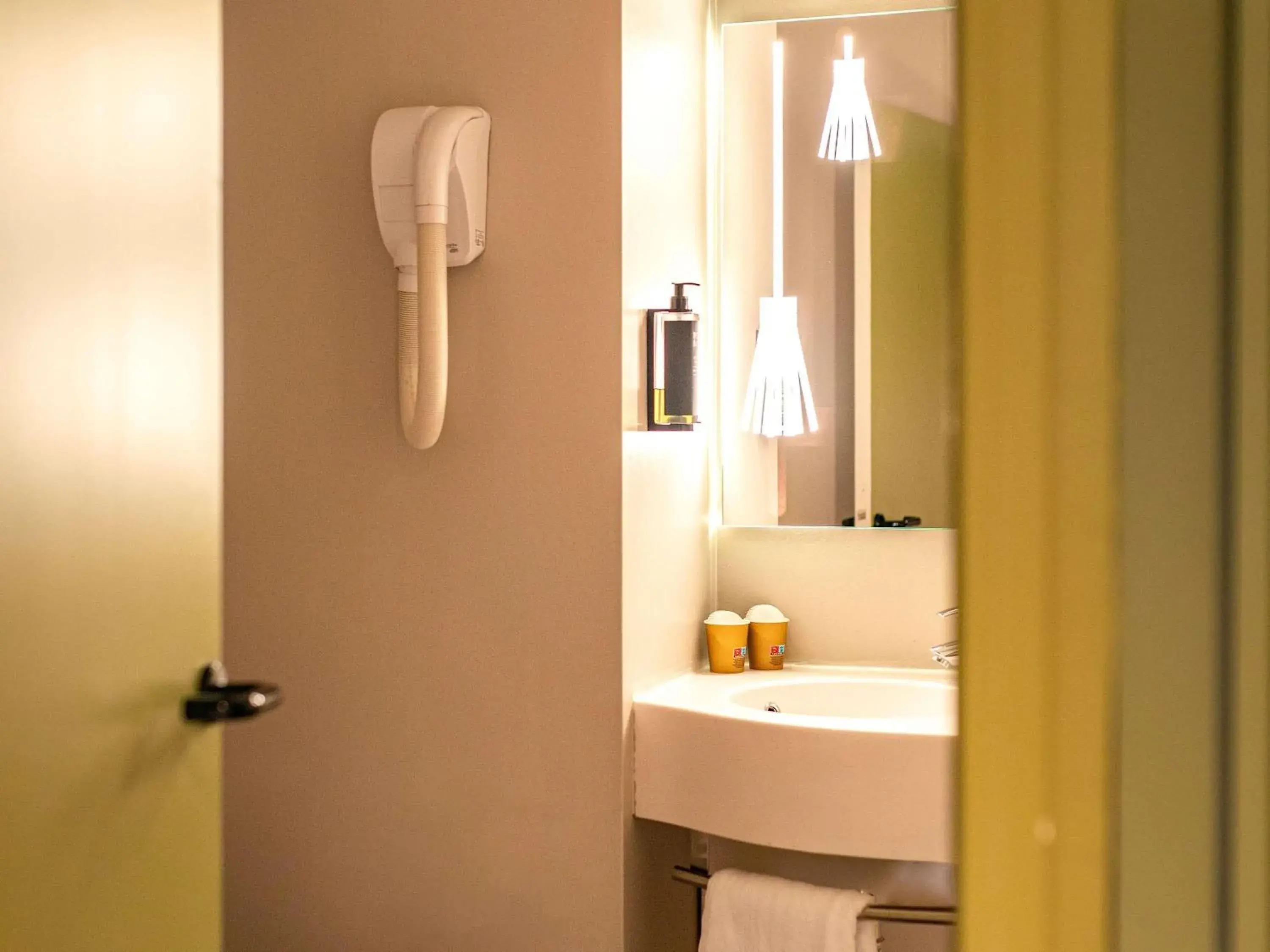 Bedroom in Ibis Styles St Etienne - Gare Chateaucreux Bedroom in Ibis Styles St Etienne - Gare Chateaucreux