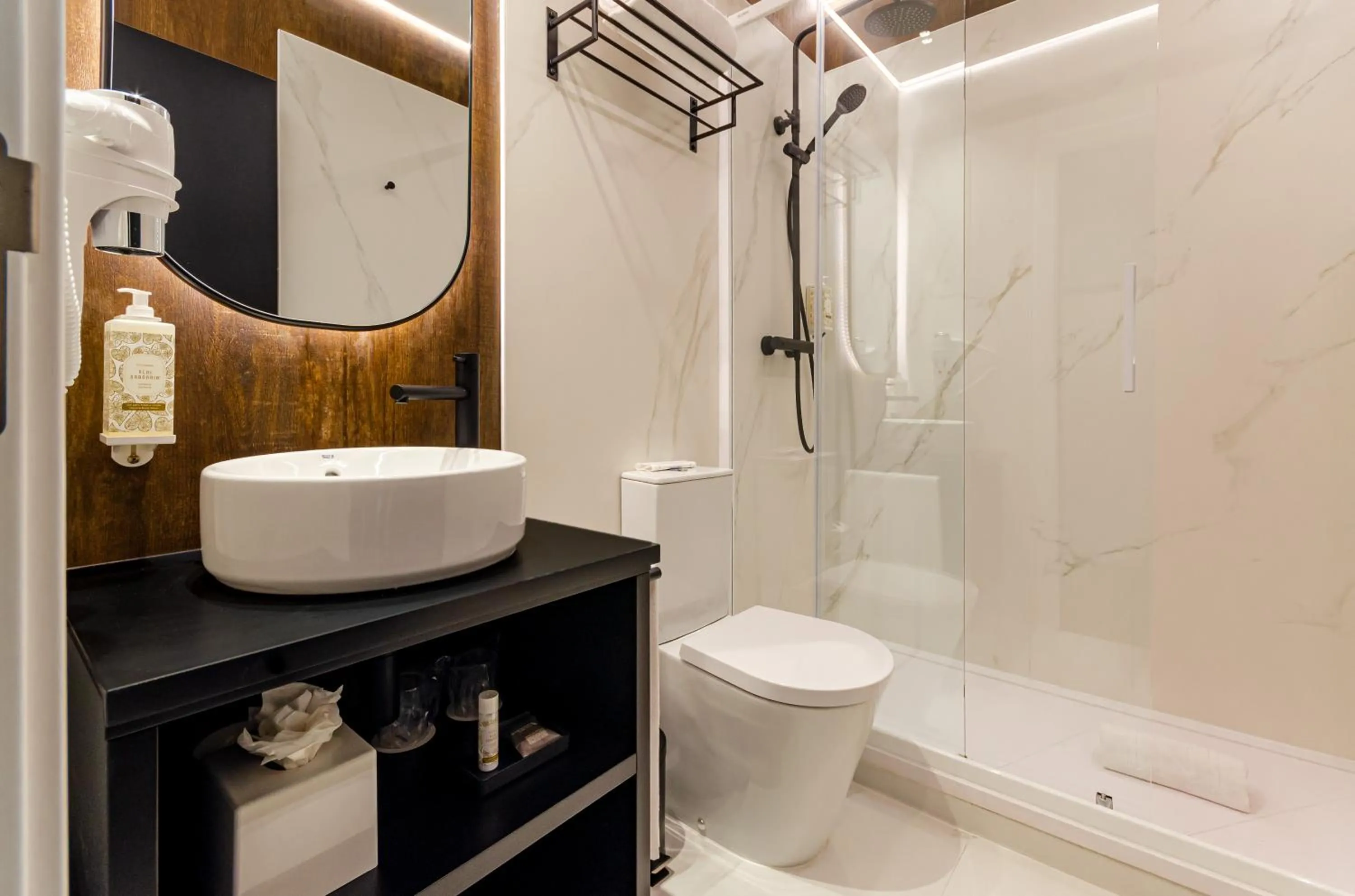 Bathroom in Nicola Rossio Hotel