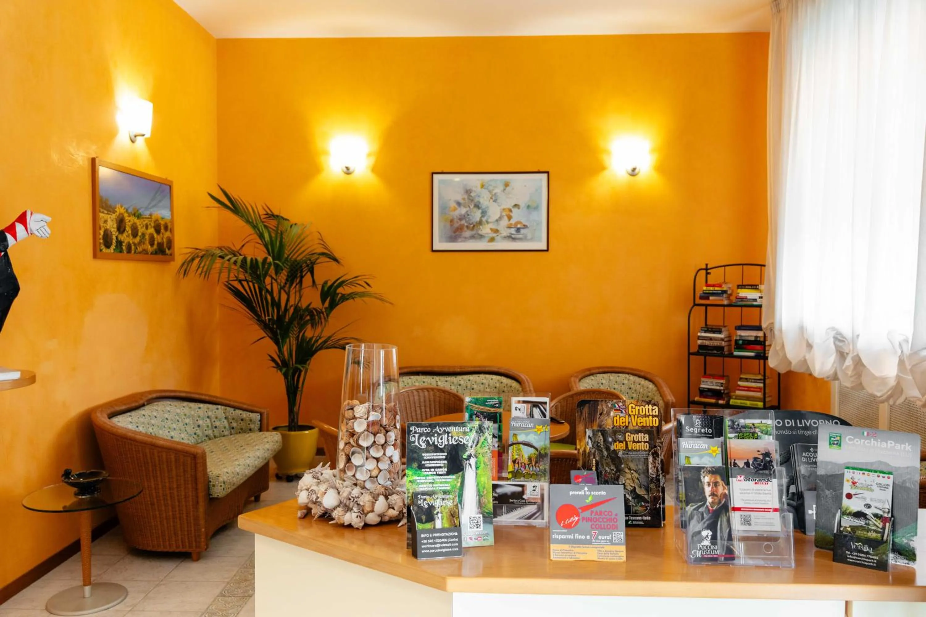 Communal lounge/ TV room in Hotel Pardini