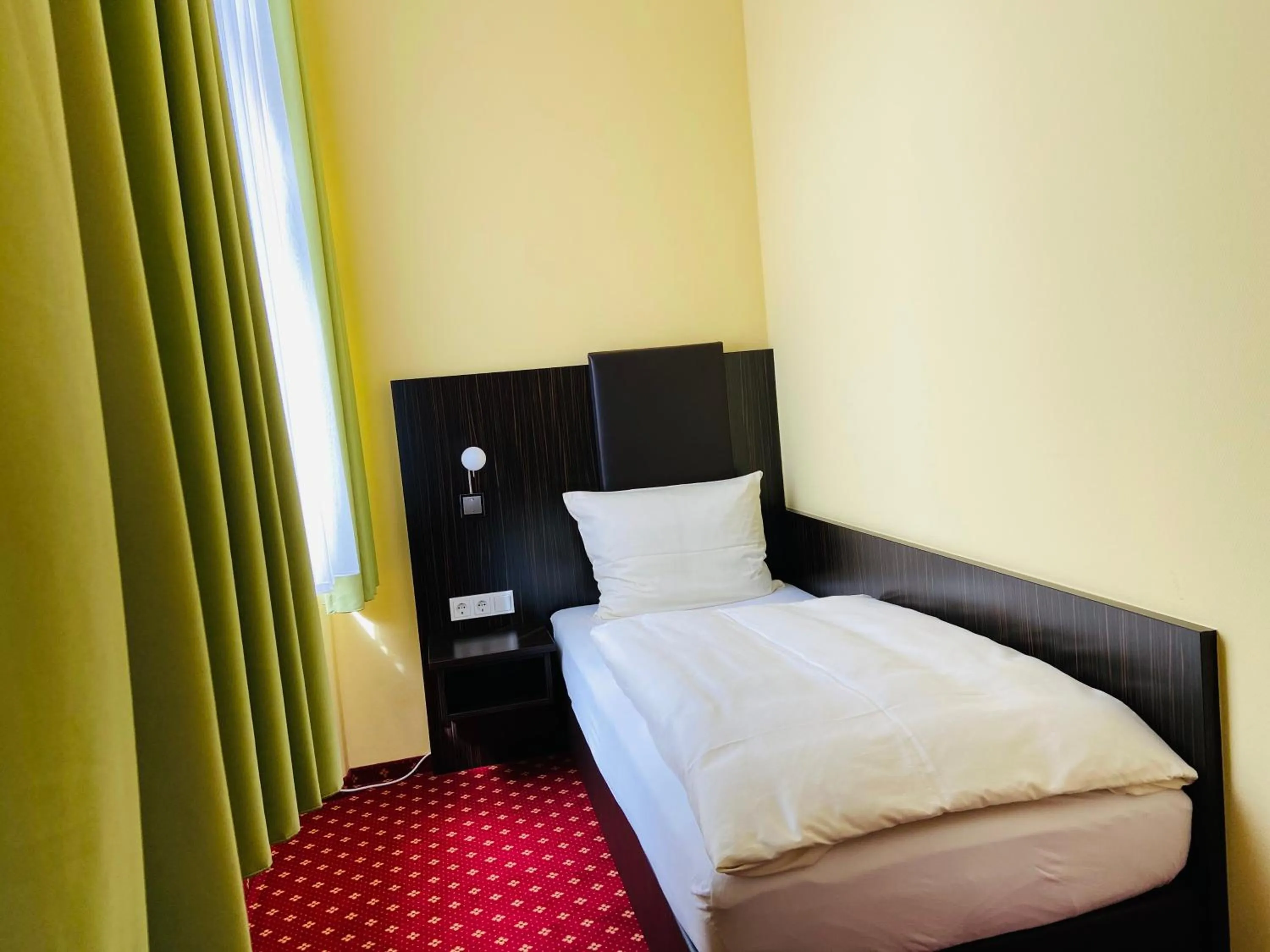 Photo of the whole room, Bed in Pension Katharinenschule