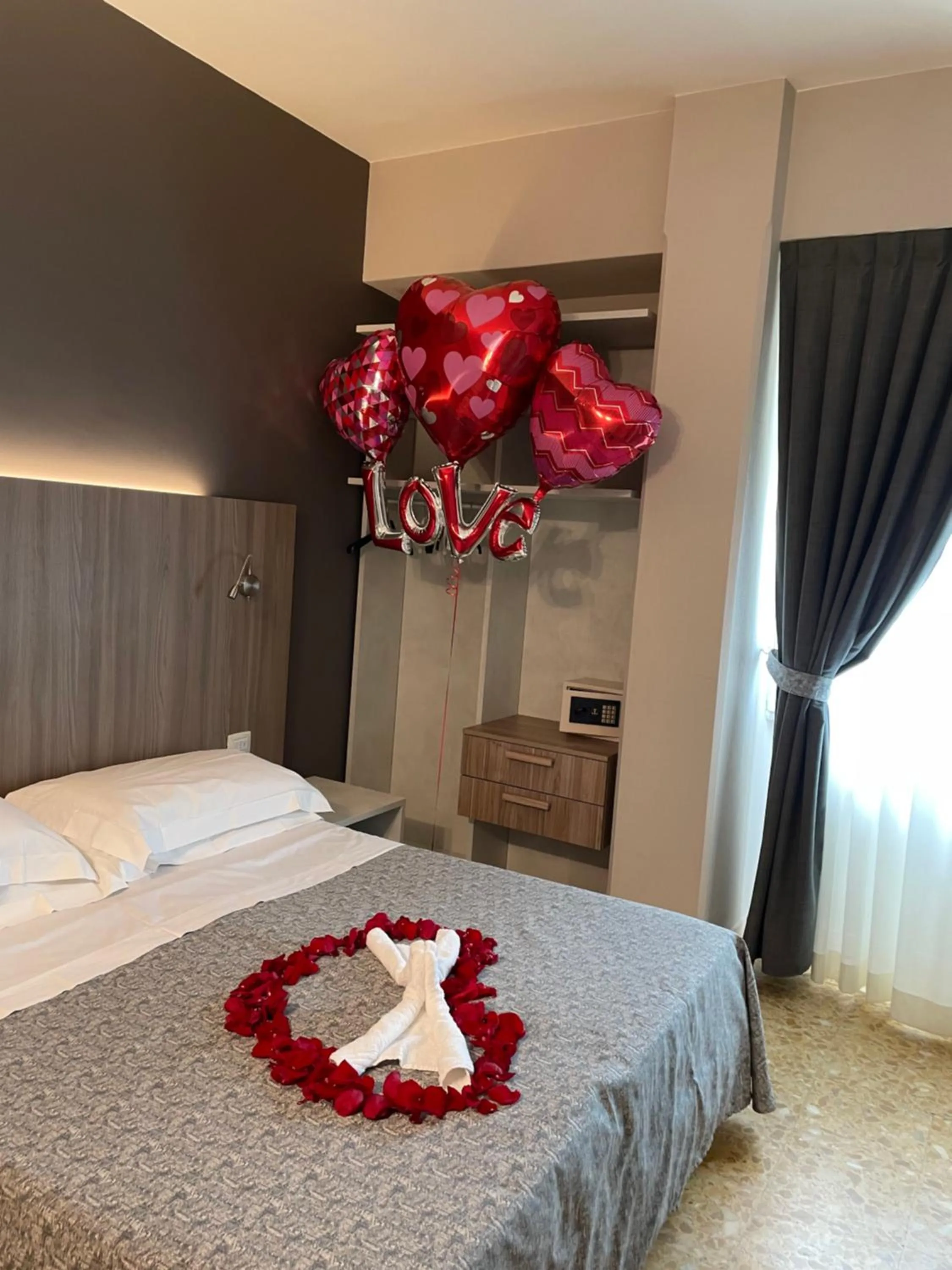 Decorative detail, Bed in Hotel Lukas Vegetarian & Vegan