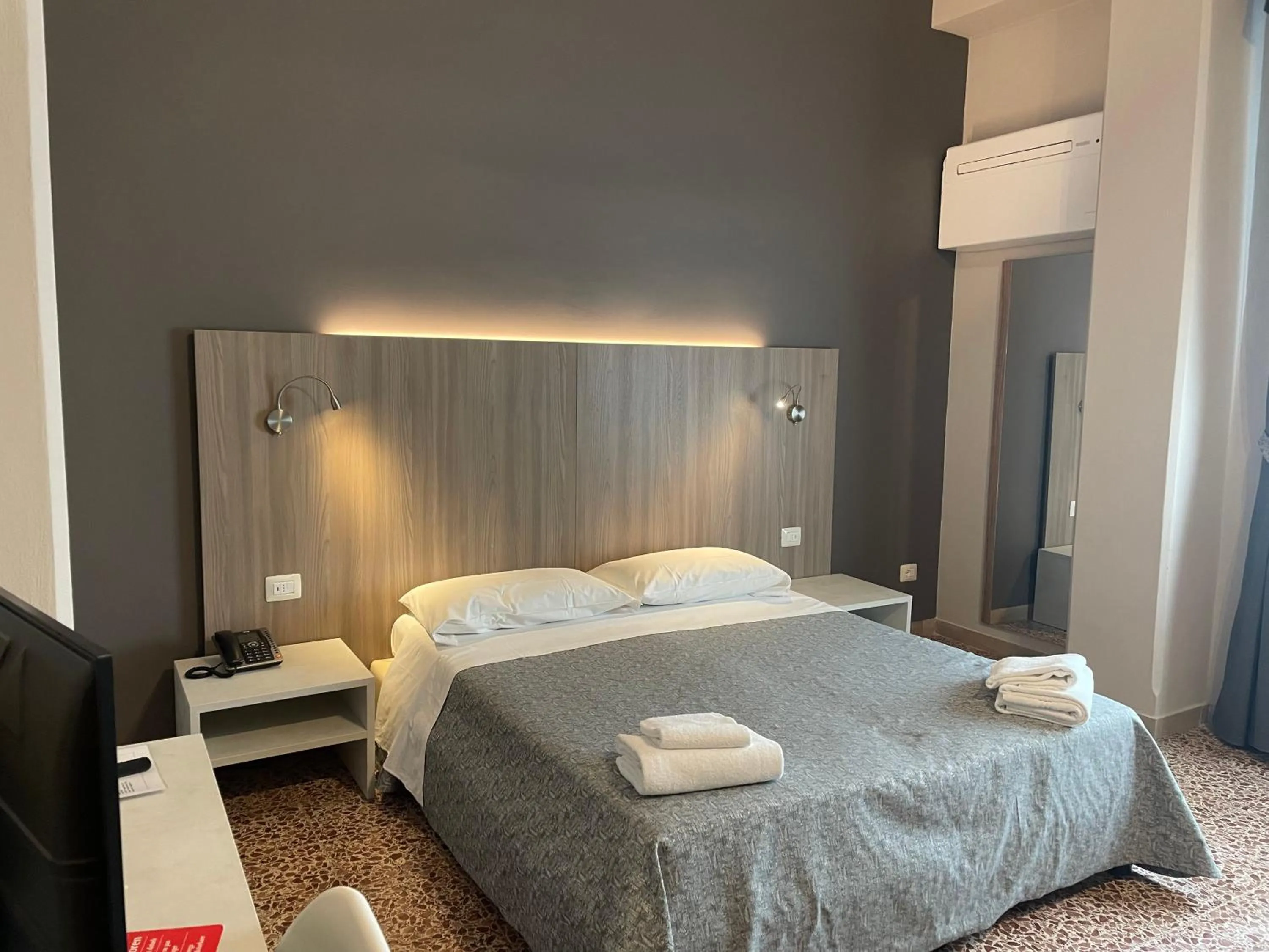 Photo of the whole room, Bed in Hotel Lukas Vegetarian & Vegan