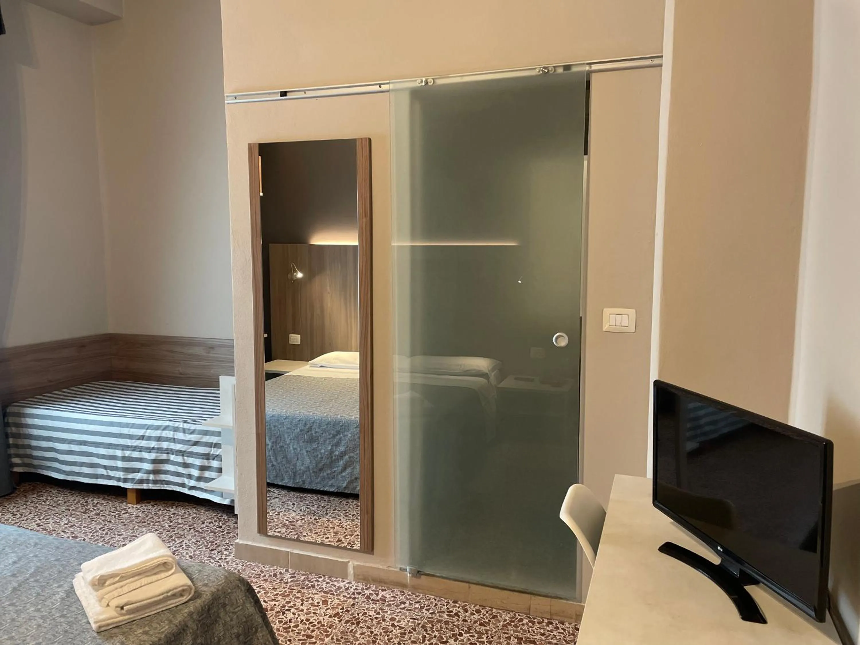 Bathroom, Bed in Hotel Lukas Vegetarian & Vegan