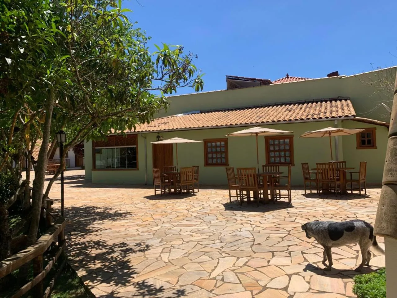 Inner courtyard view in Pousada Olaria - Chalés e Suítes