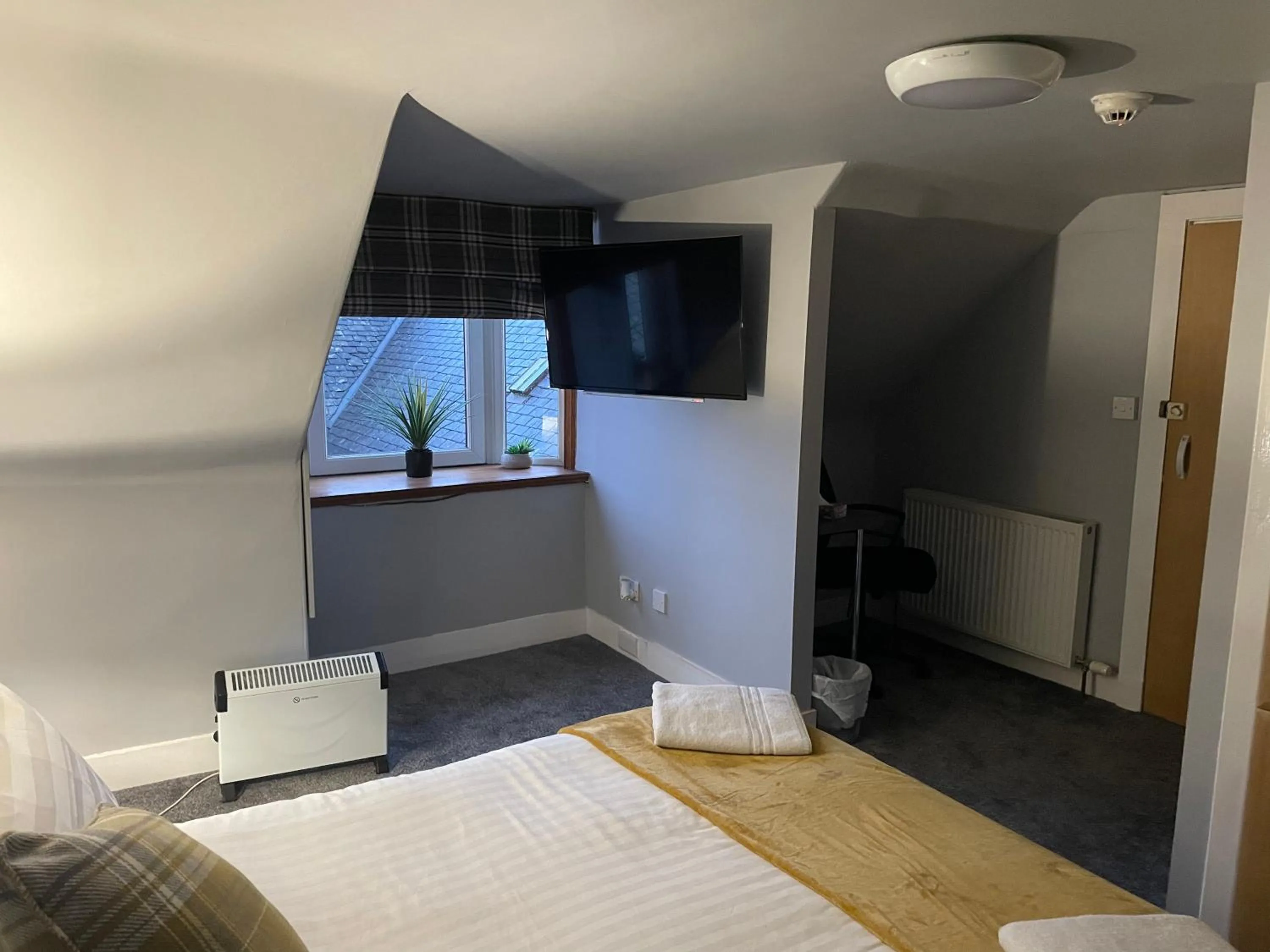 TV and multimedia, Bed in Commercial Hotel (Insch)