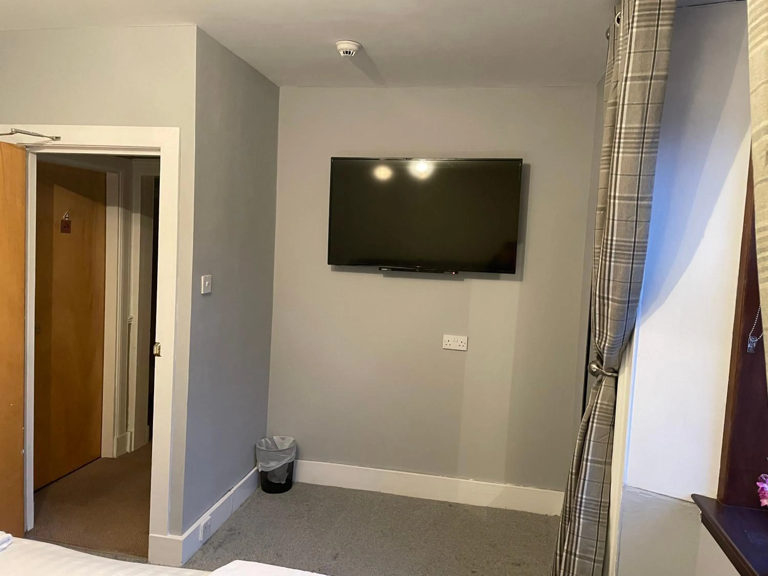 TV and multimedia in Commercial Hotel (Insch)