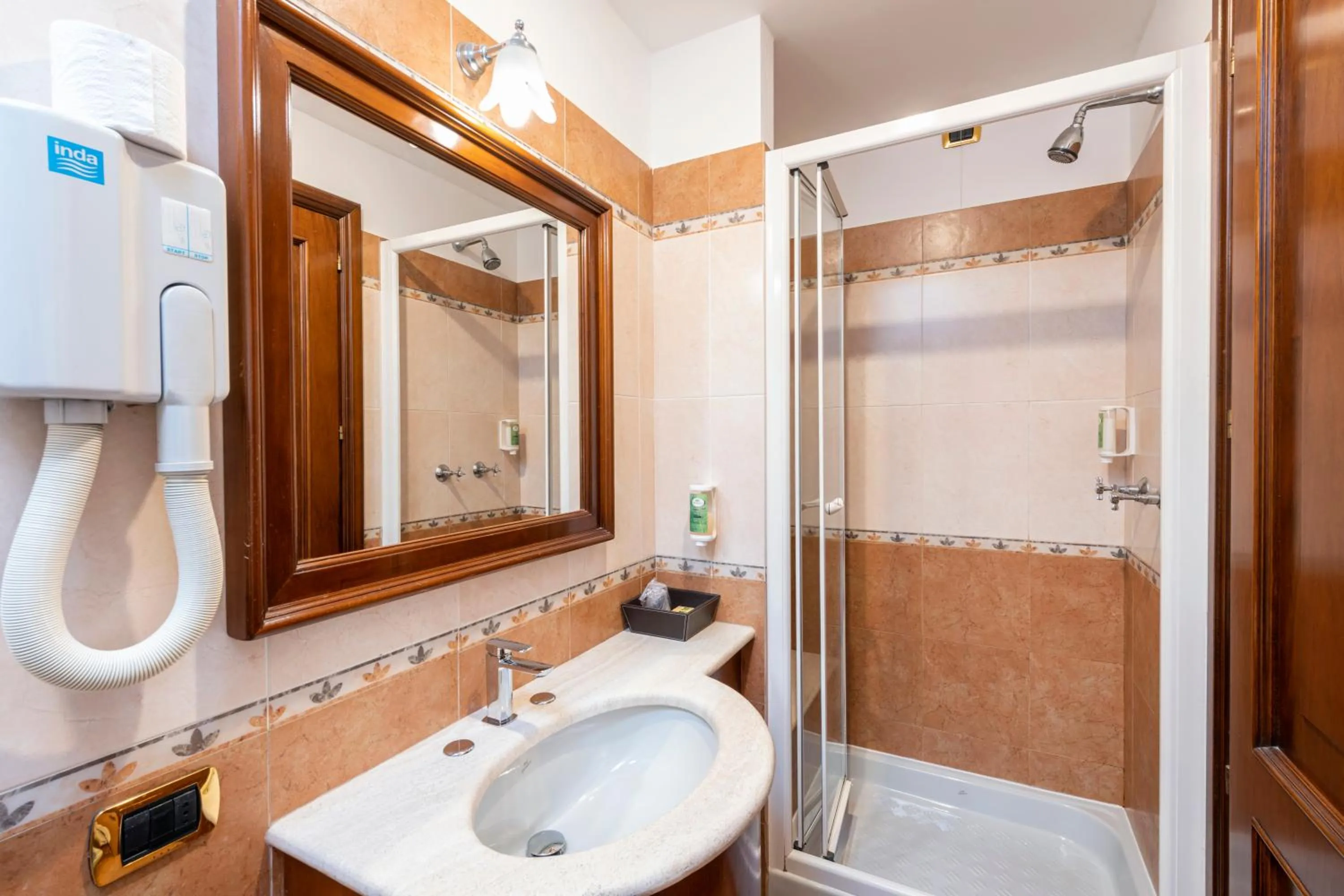 Bathroom in Hotel Du Lac Menaggio