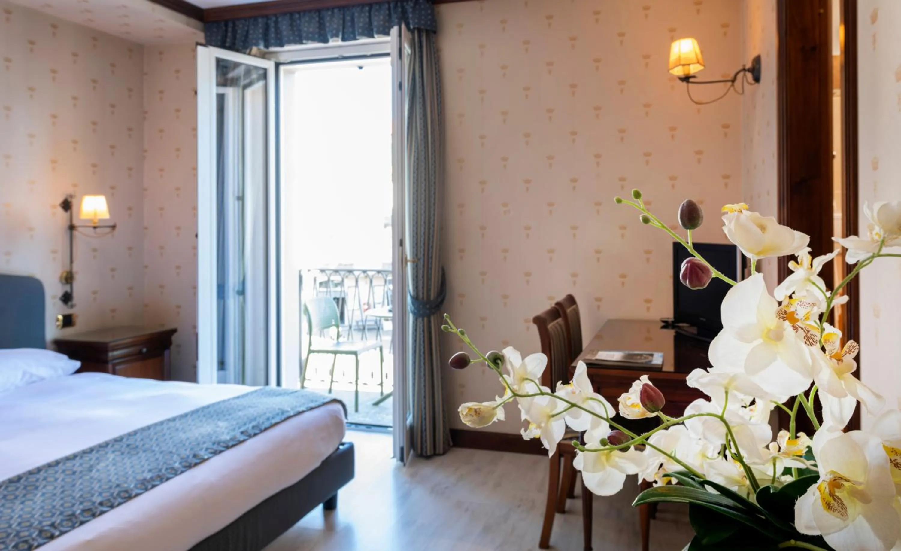 Photo of the whole room, Bed in Hotel Du Lac Menaggio