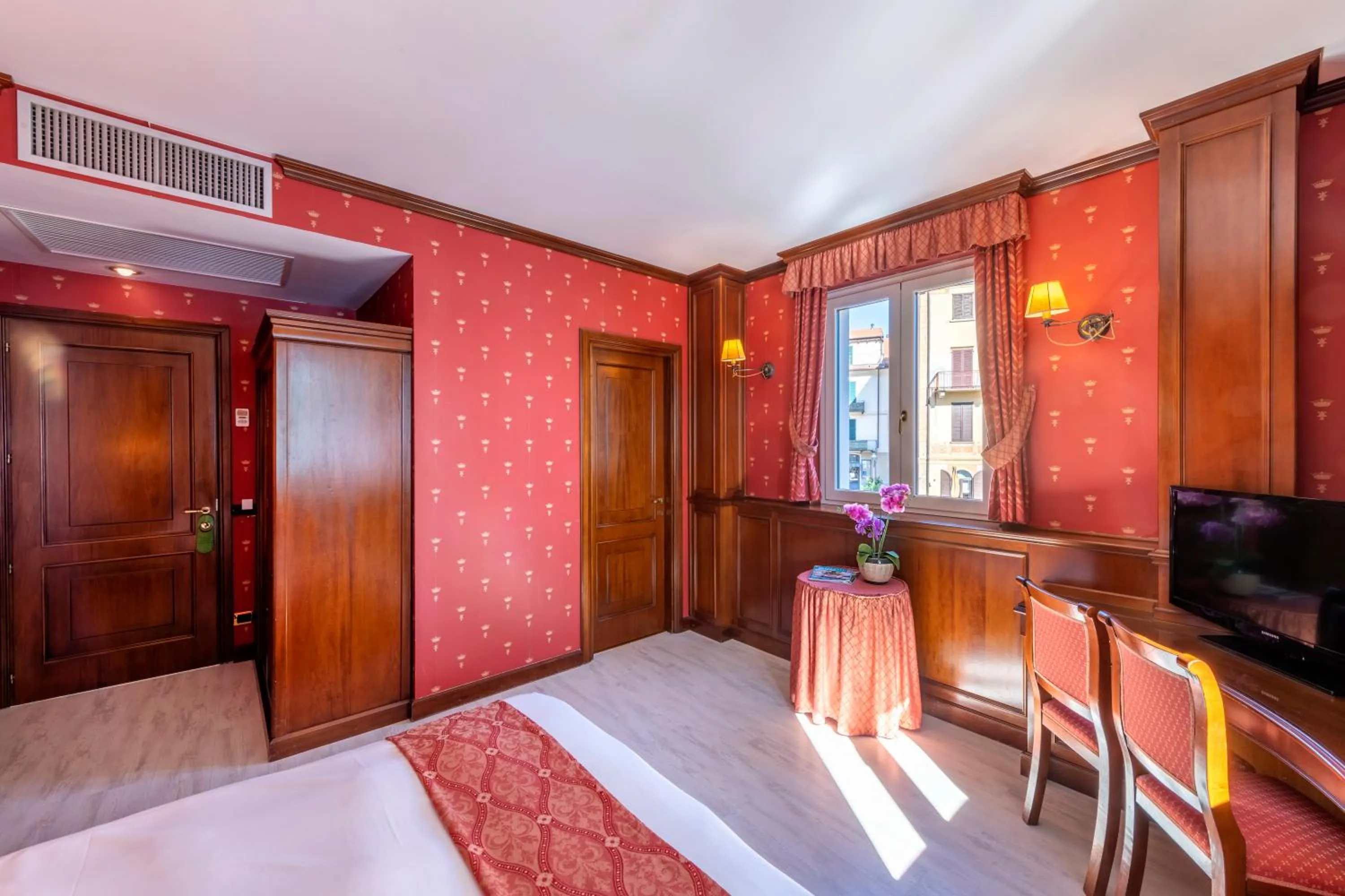 Photo of the whole room, Bed in Hotel Du Lac Menaggio