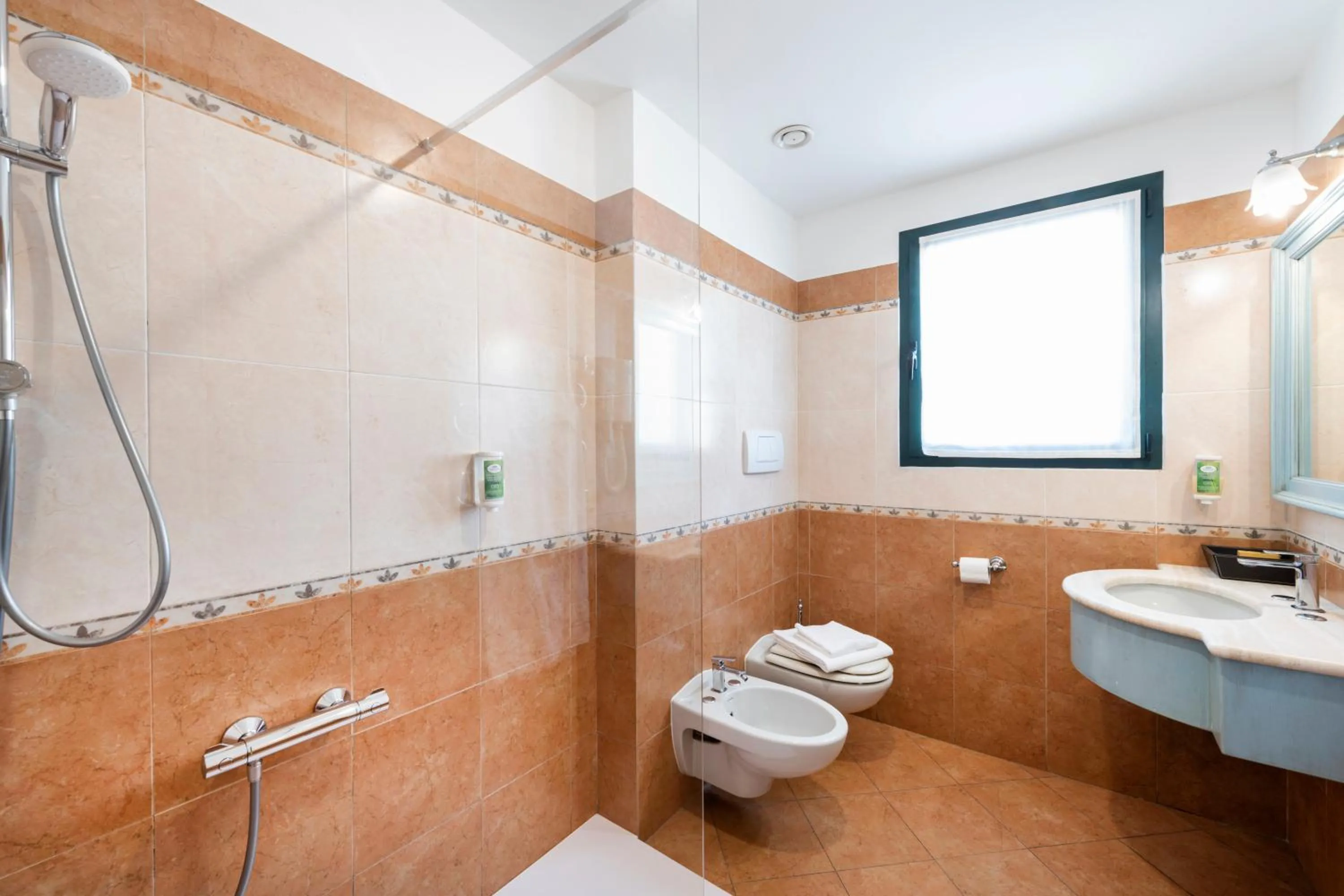 Bathroom in Hotel Du Lac Menaggio