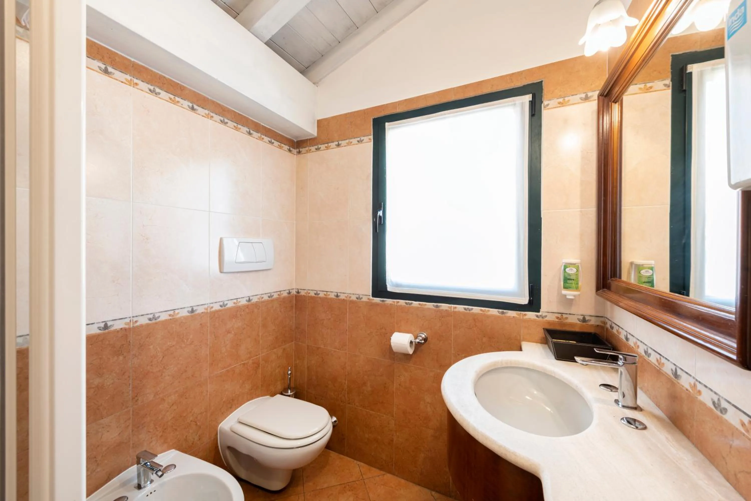 Bathroom in Hotel Du Lac Menaggio