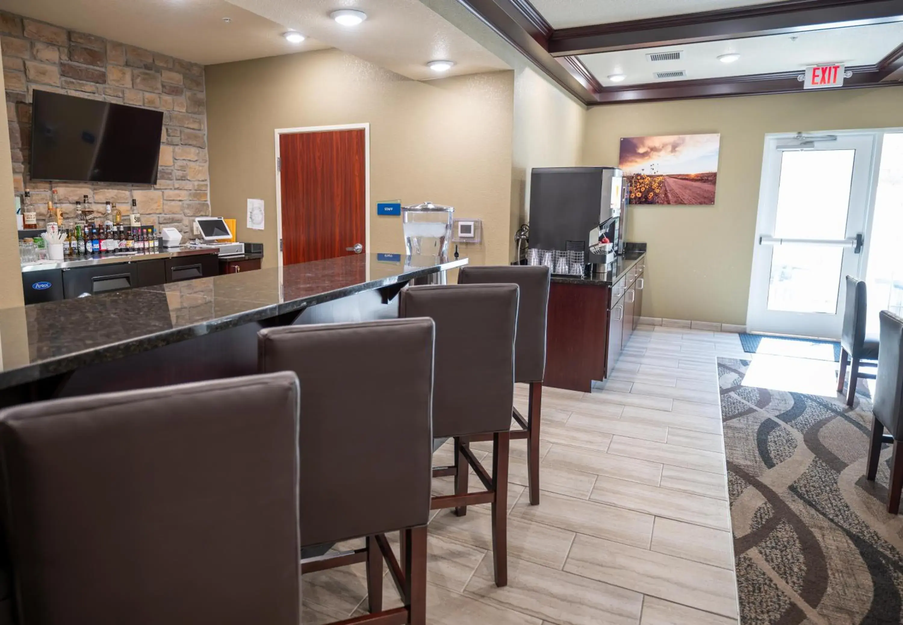 Lounge or bar in Cobblestone Hotel & Suites - Lamar Lounge or bar in Cobblestone Hotel & Suites - Lamar