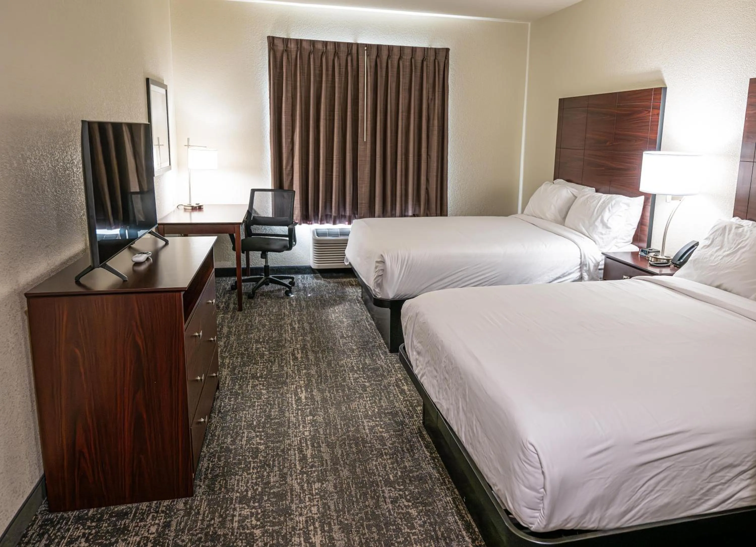 Bedroom, Bed in Cobblestone Hotel & Suites - Lamar