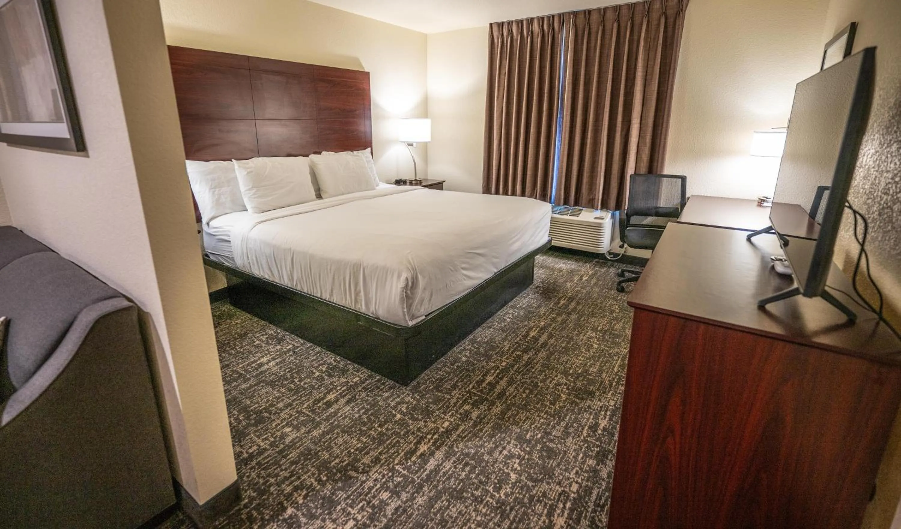 Bedroom, Bed in Cobblestone Hotel & Suites - Lamar