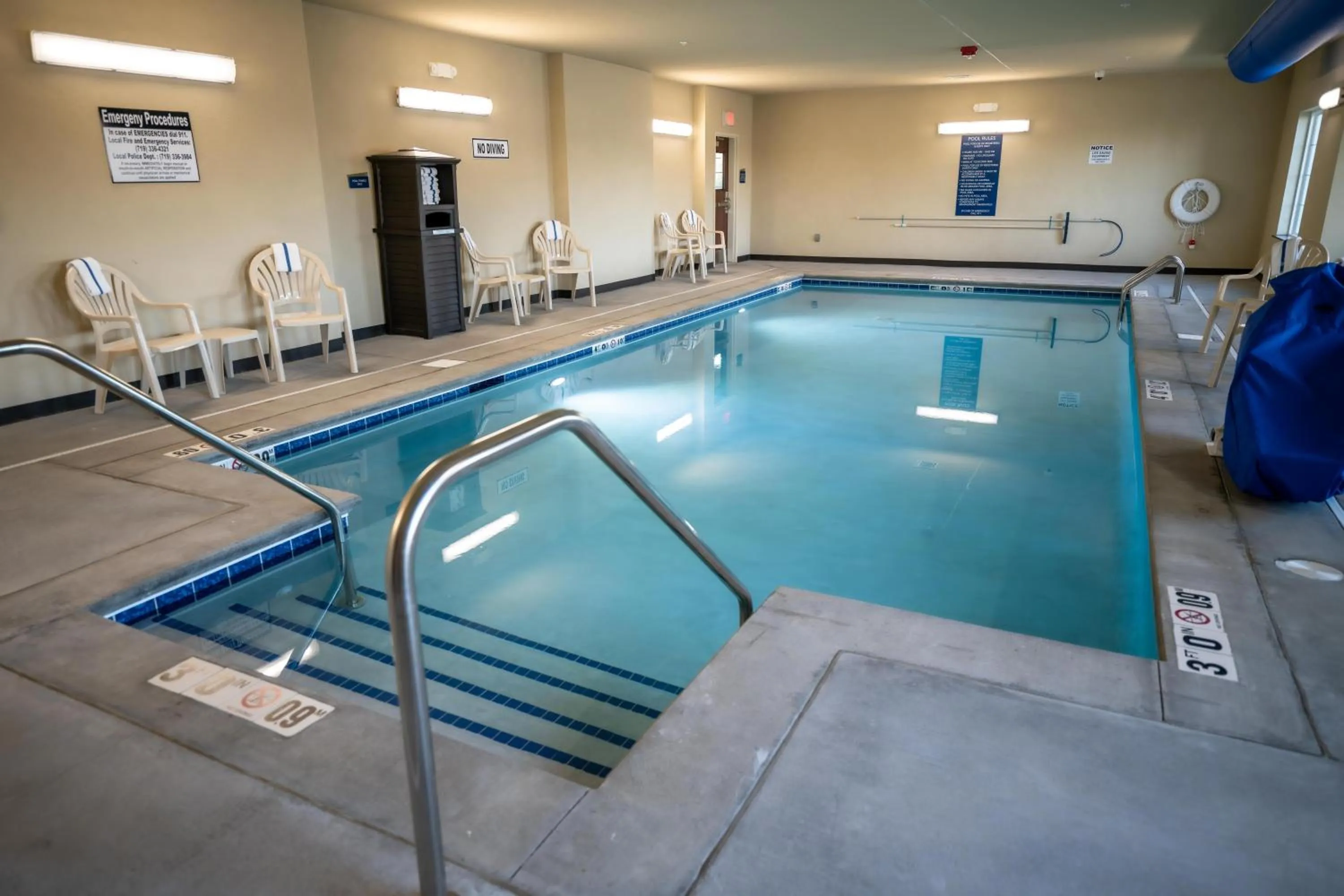 Swimming pool in Cobblestone Hotel & Suites - Lamar
