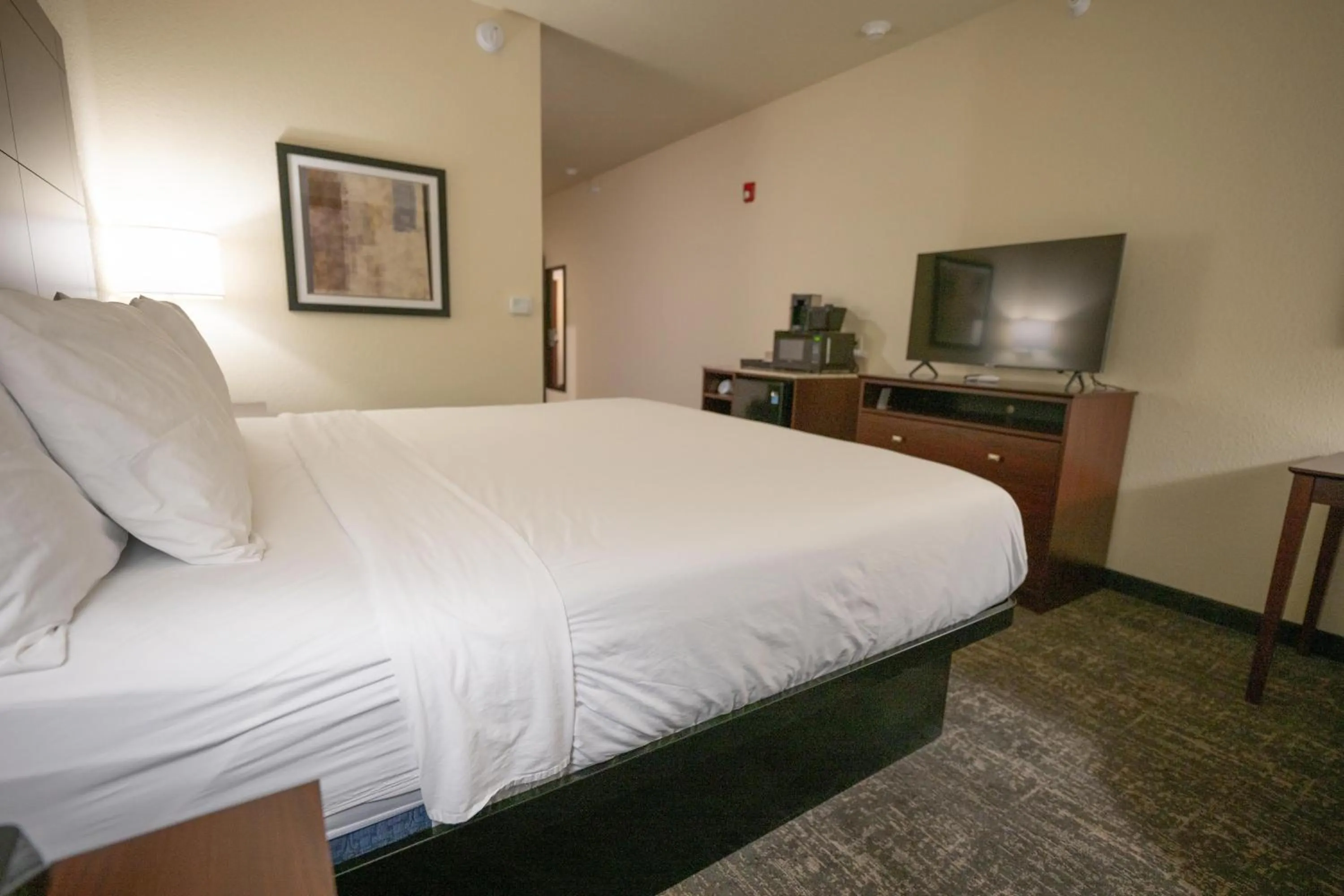 Bedroom, Bed in Cobblestone Hotel & Suites - Lamar
