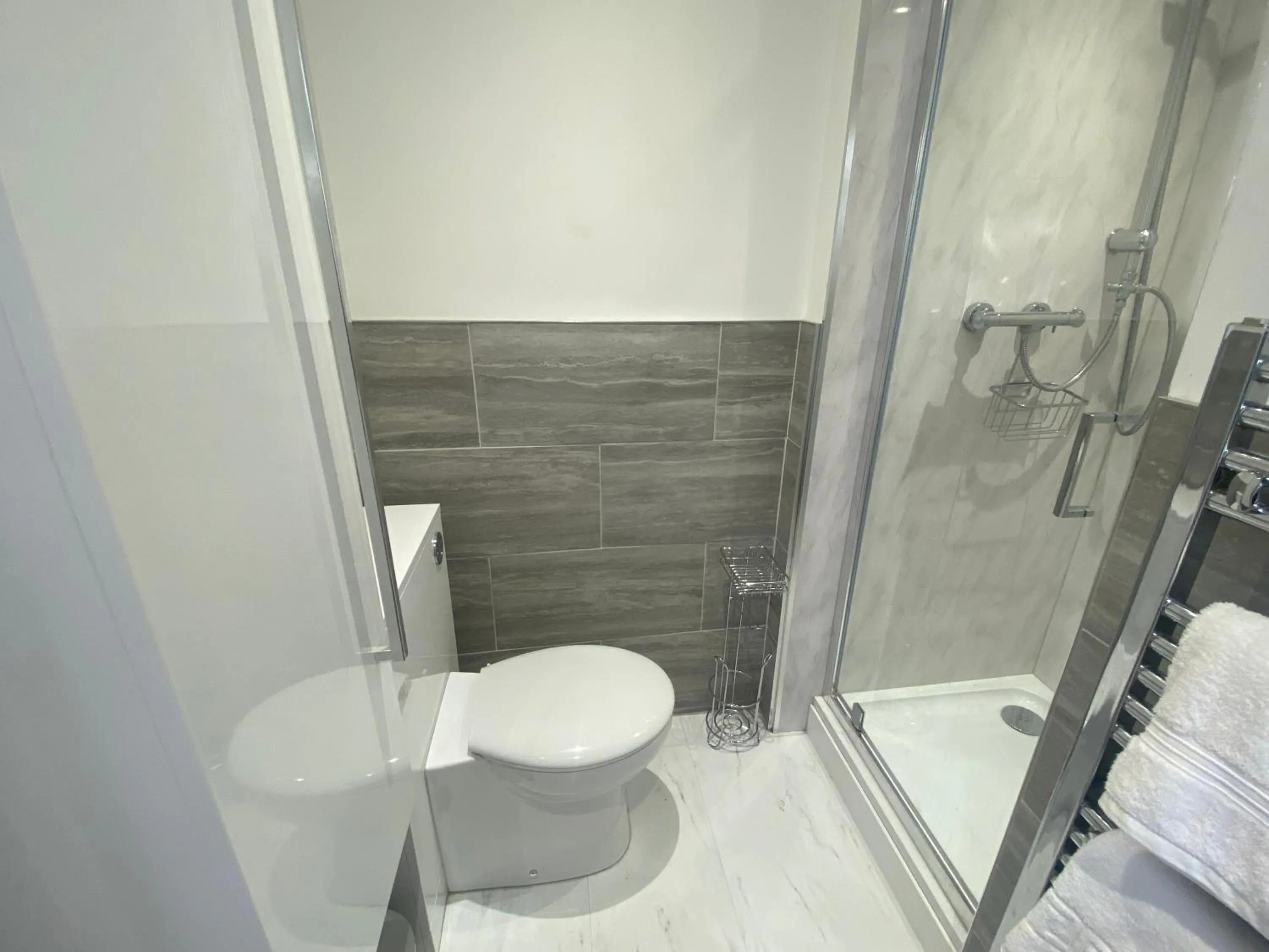 Bathroom in The Lily Pad near Poole Dorset Self contained private entrance and free parking