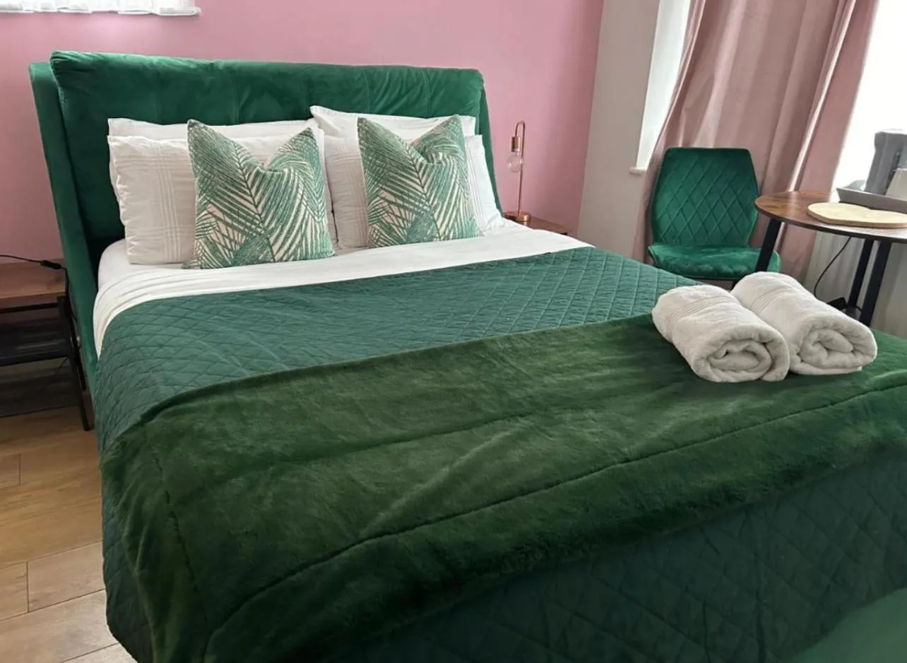 Double Room in The Lily Pad near Poole Dorset Self contained private entrance and free parking