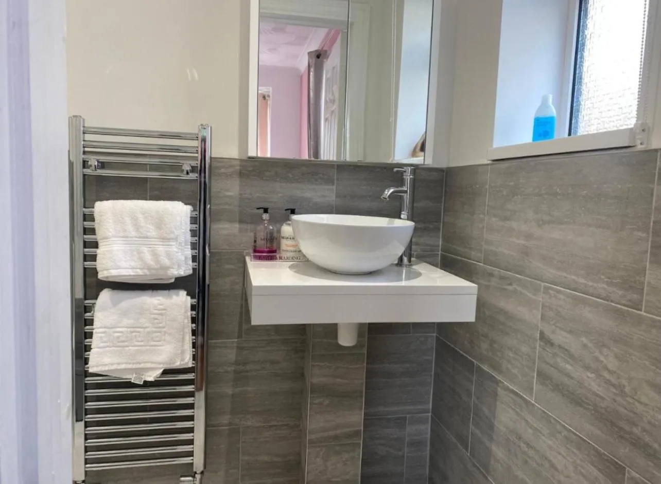 The Lily Pad near Poole Dorset Self contained private entrance and free parking