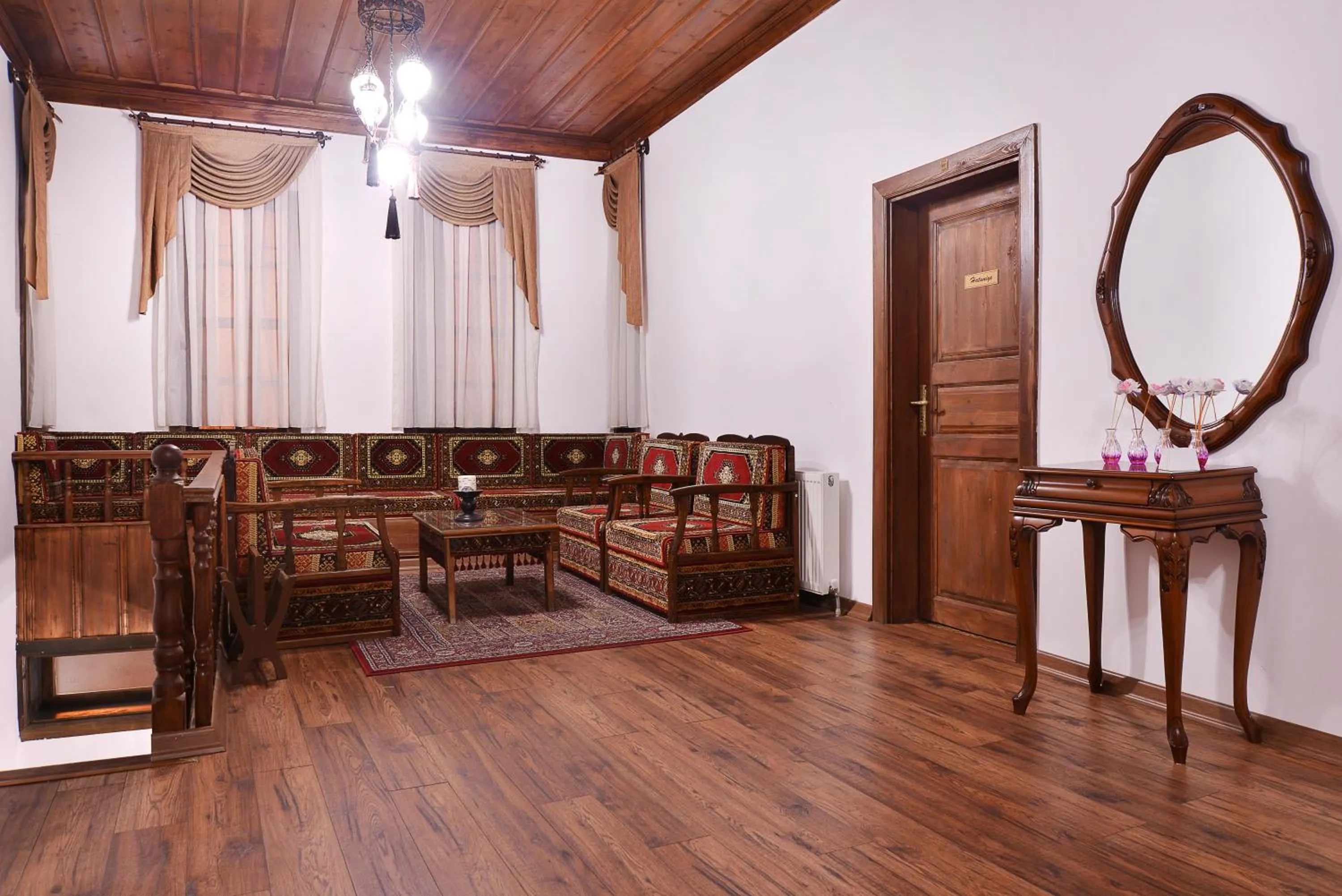 Communal lounge/ TV room in Uluhan Hotel