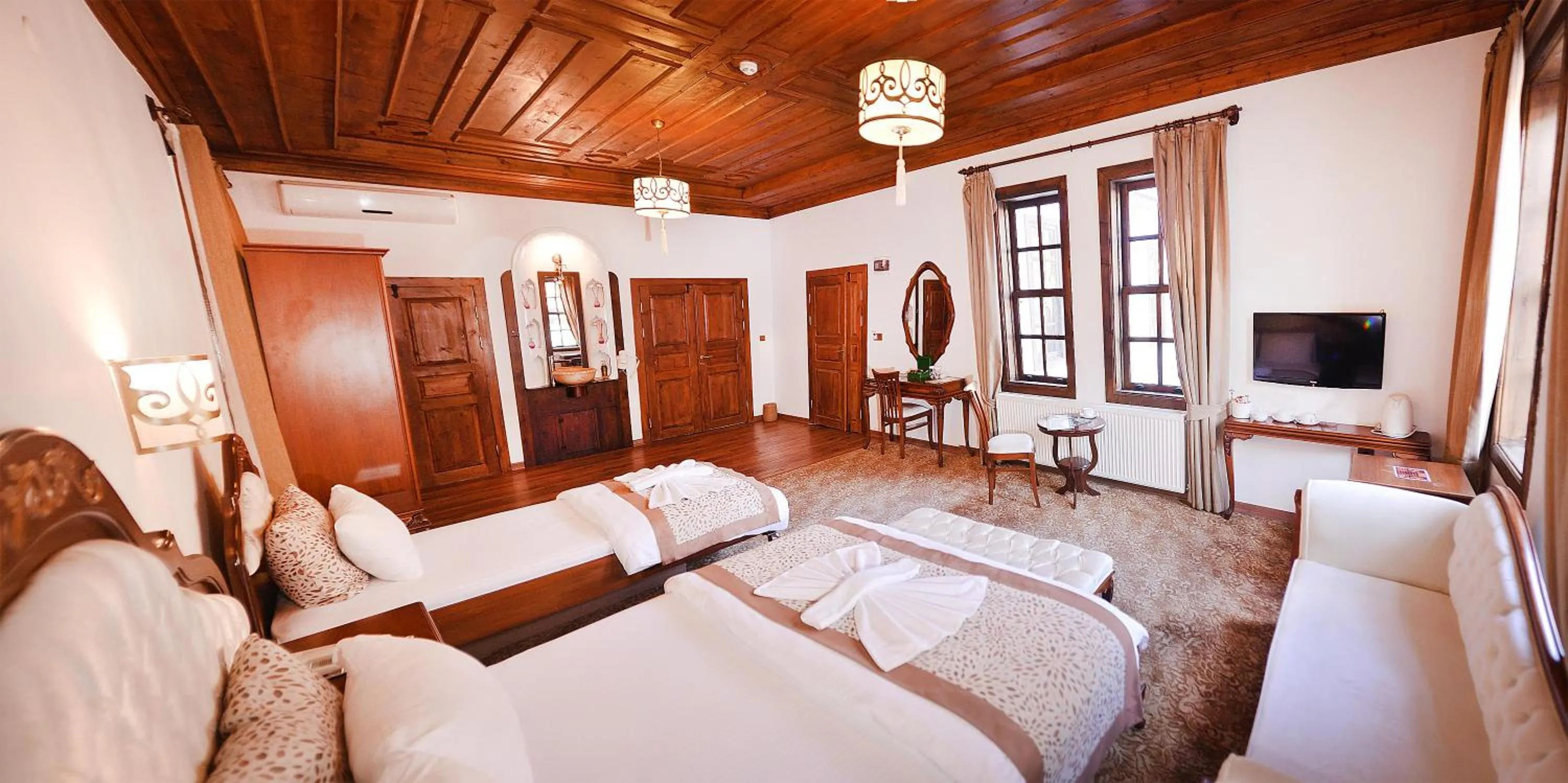 Photo of the whole room, Bed in Uluhan Hotel