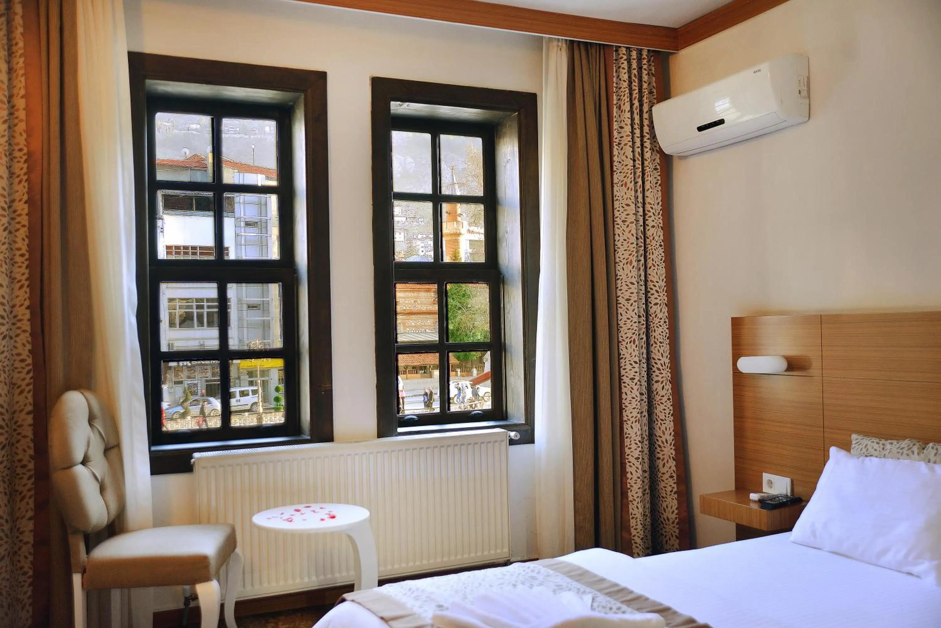 Photo of the whole room, Bed in Uluhan Hotel