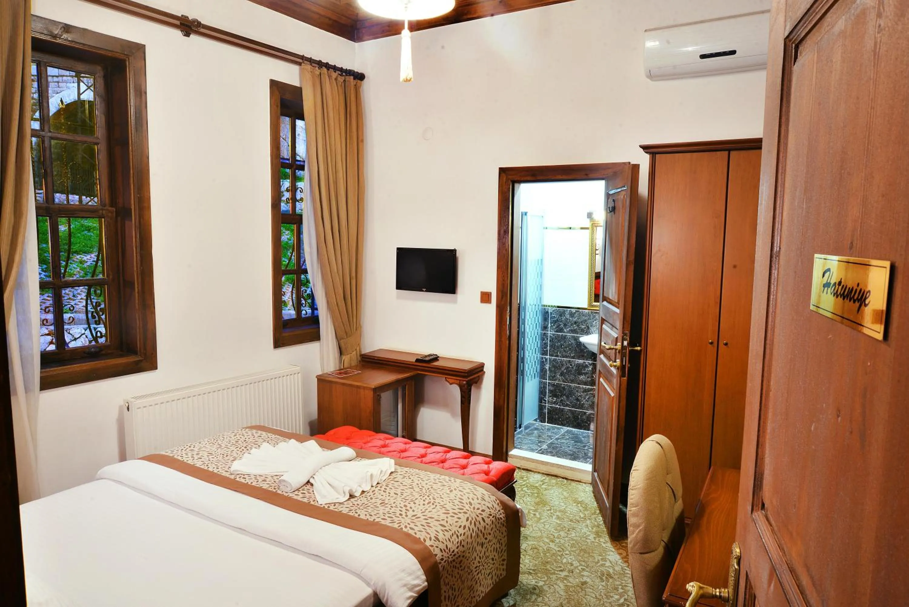 Photo of the whole room, Bed in Uluhan Hotel