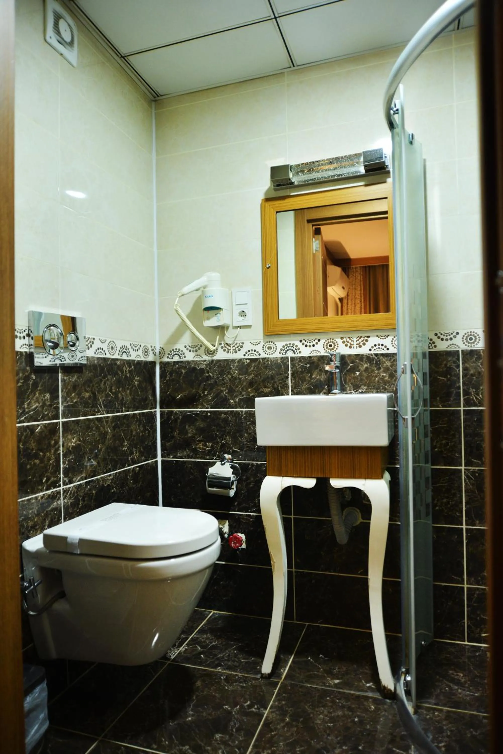 Toilet in Uluhan Hotel