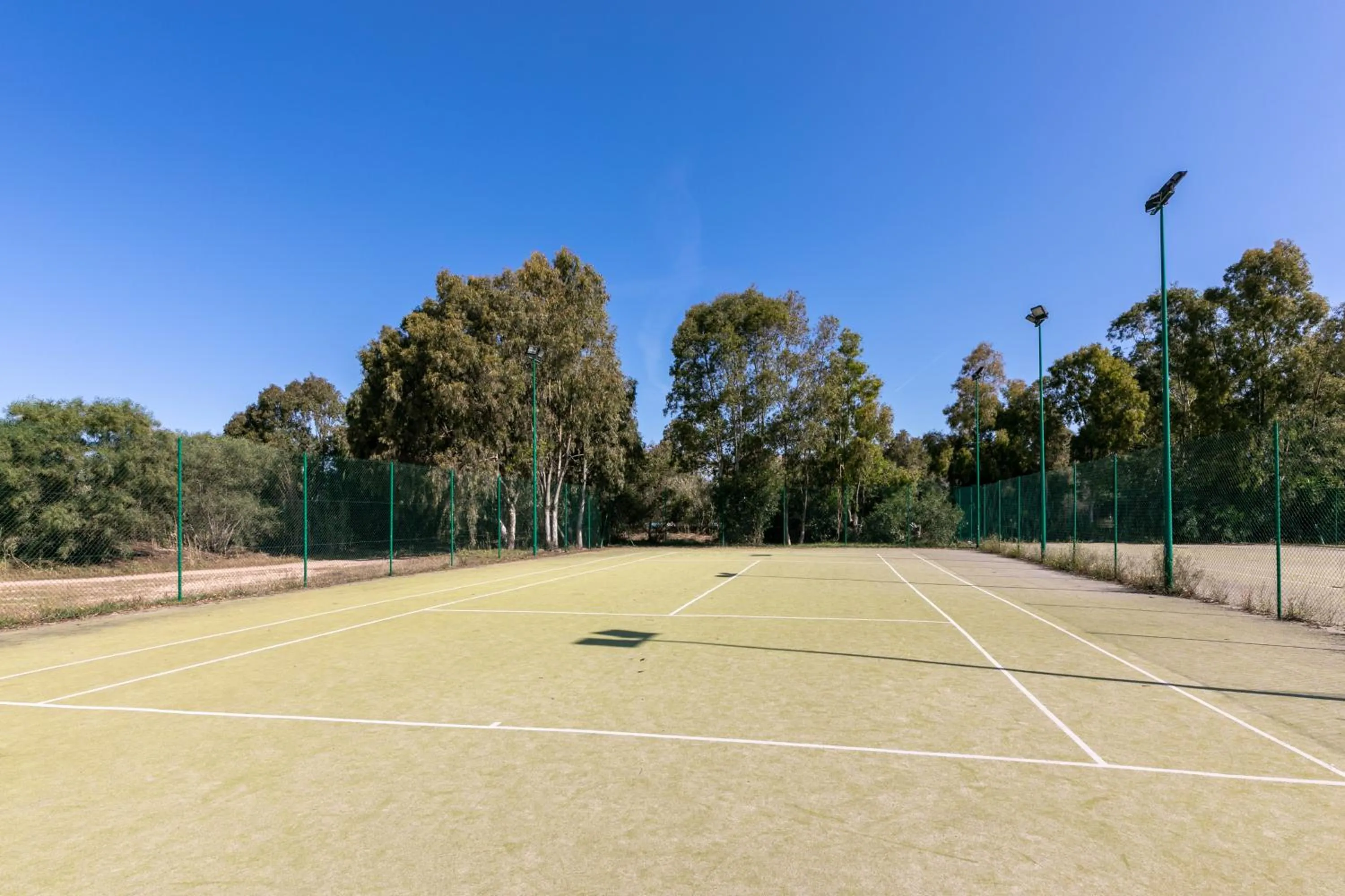 Tennis court in Phi Hotel Sighientu