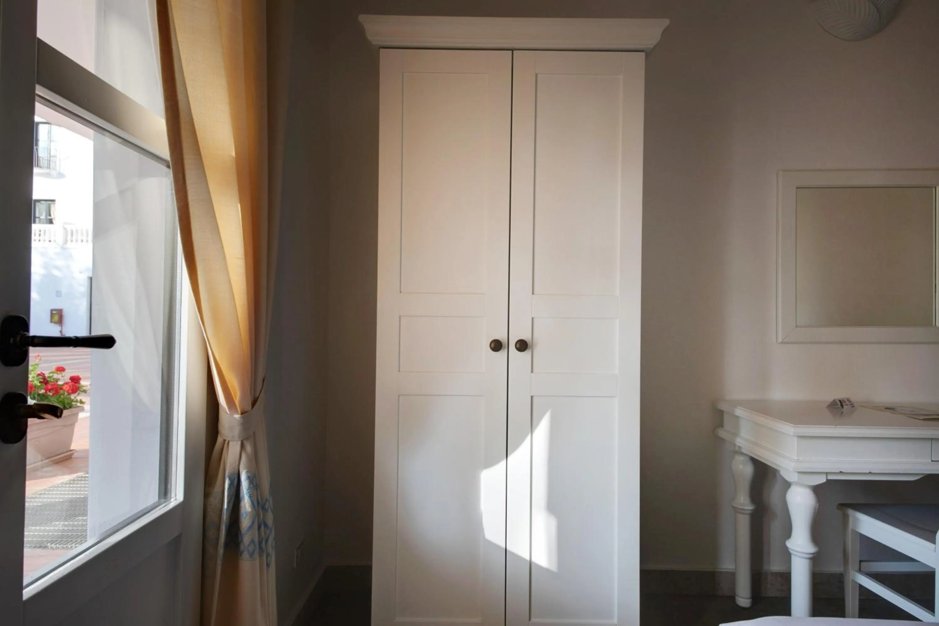 locker in Phi Hotel Sighientu