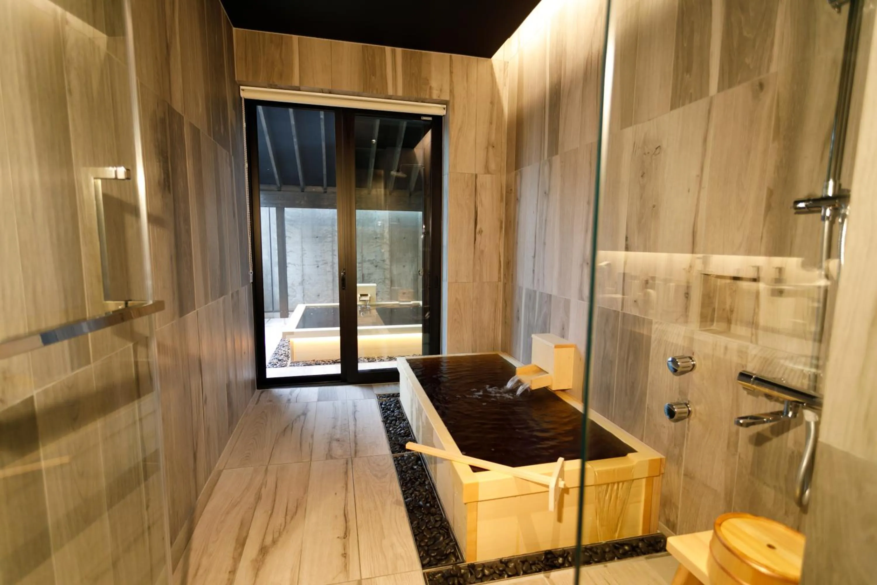 Shower in Tokachigawa Moor Onsen Seijyakubow