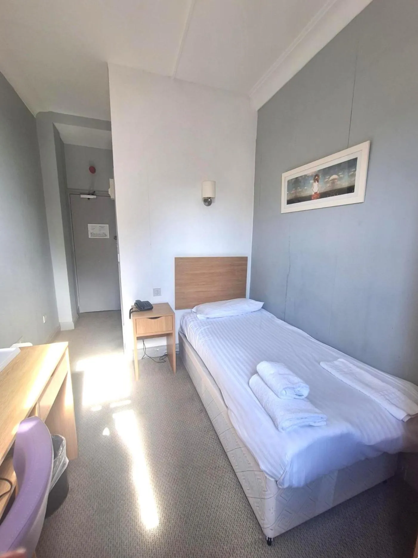 Photo of the whole room, Bed in The Burlington Hotel