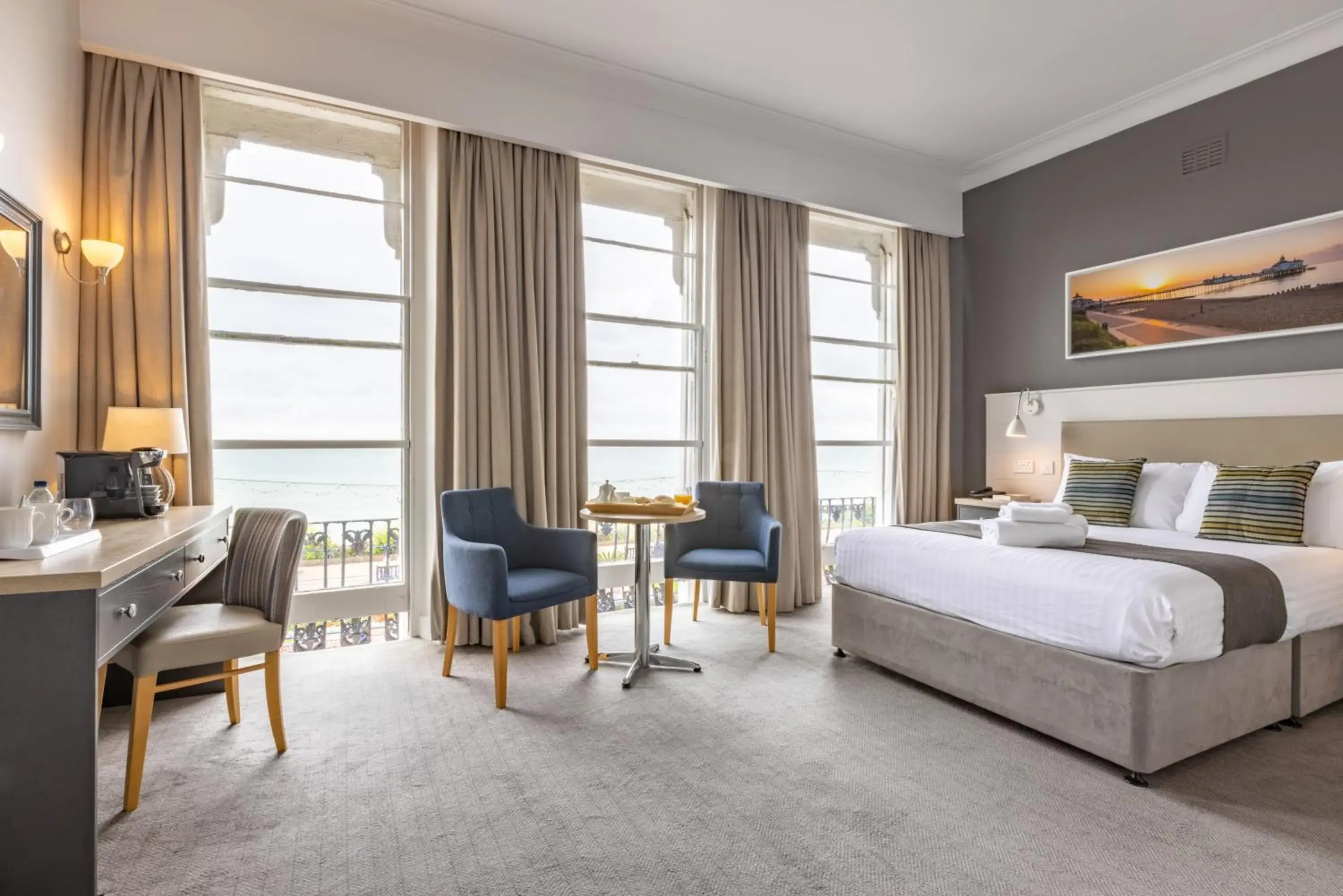 Photo of the whole room, Bed in The Burlington Hotel Photo of the whole room, Bed in The Burlington Hotel