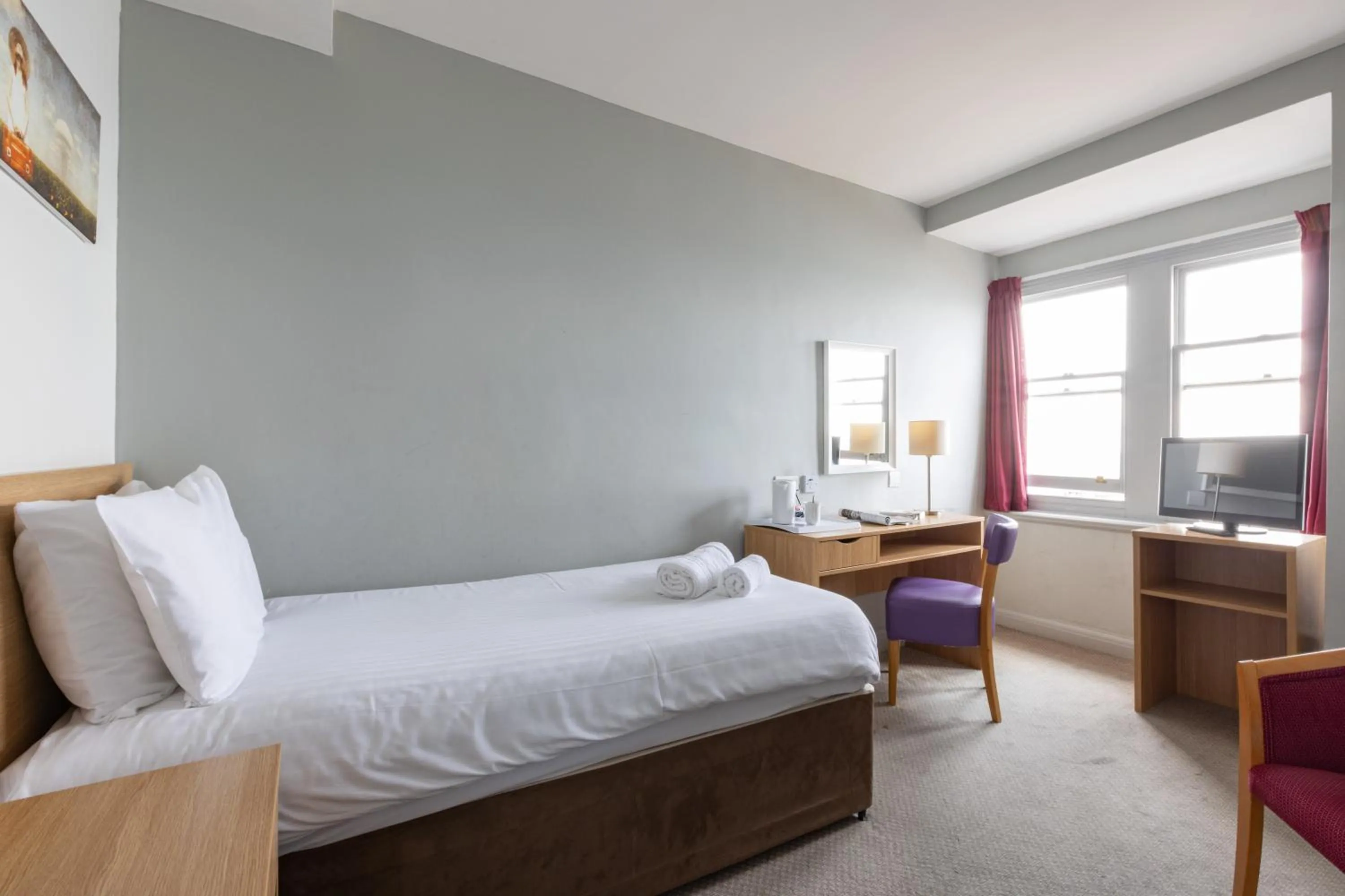 Photo of the whole room, Bed in The Burlington Hotel