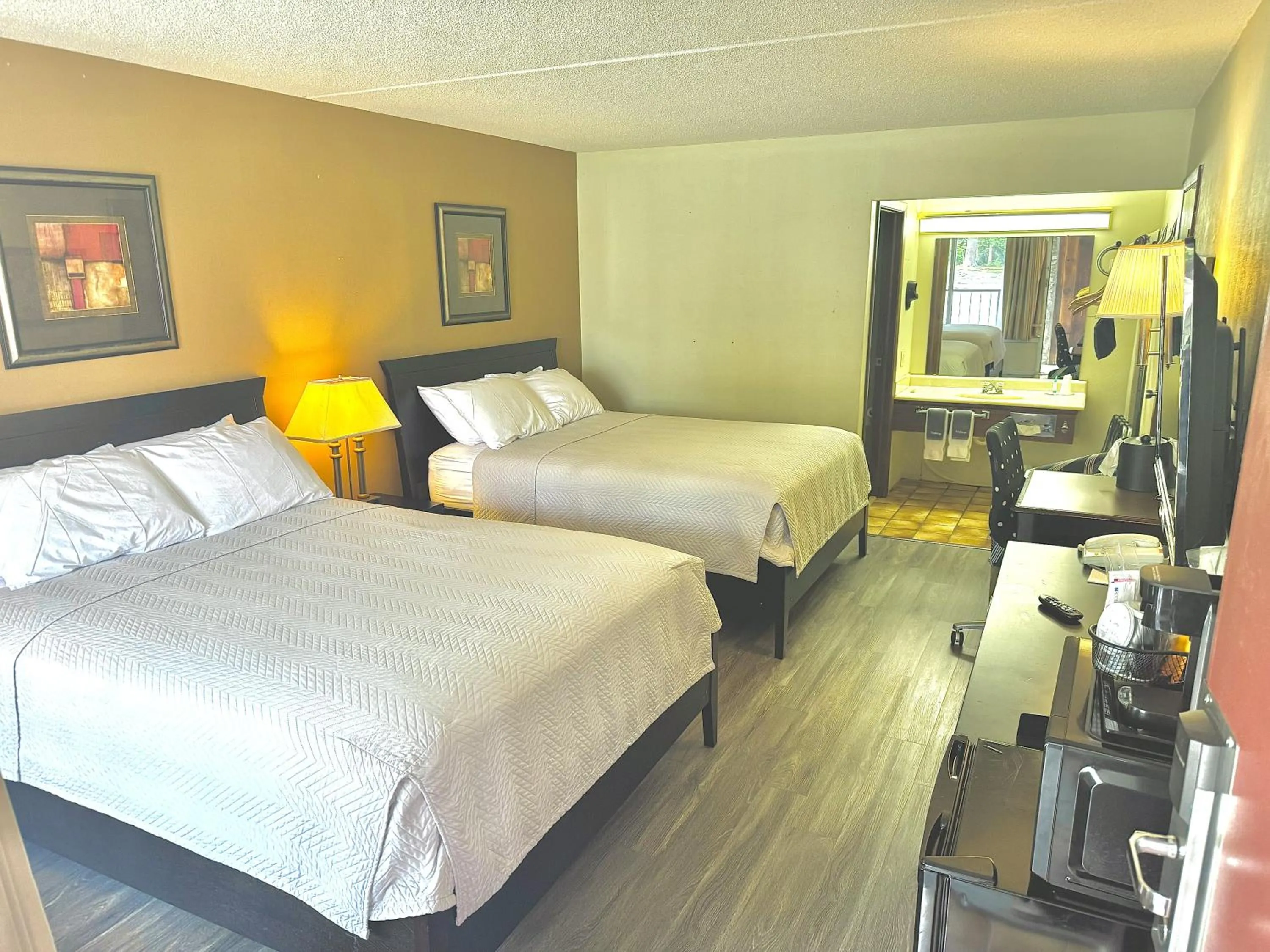 Bed in Eureka Springs Heritage Motel