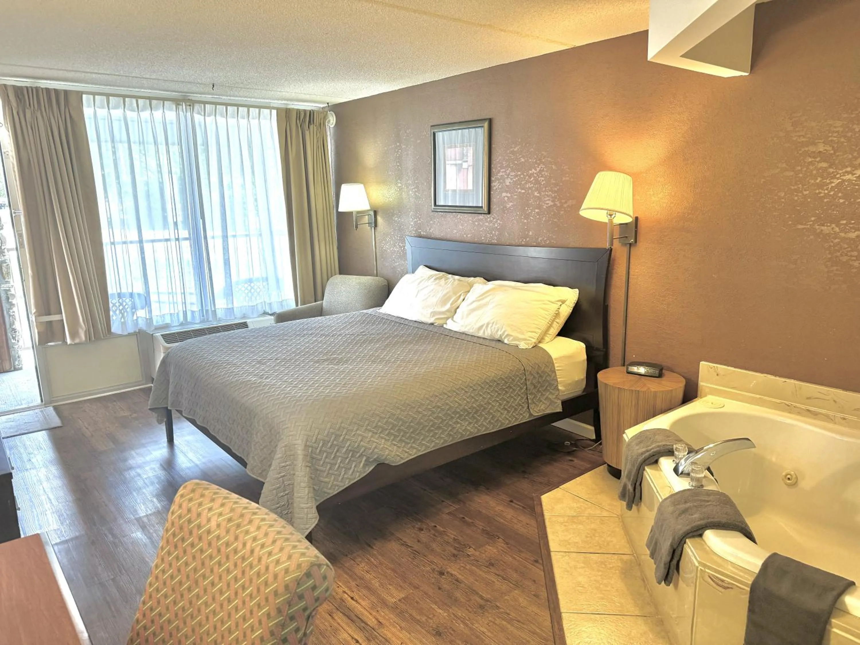 Bed in Eureka Springs Heritage Motel