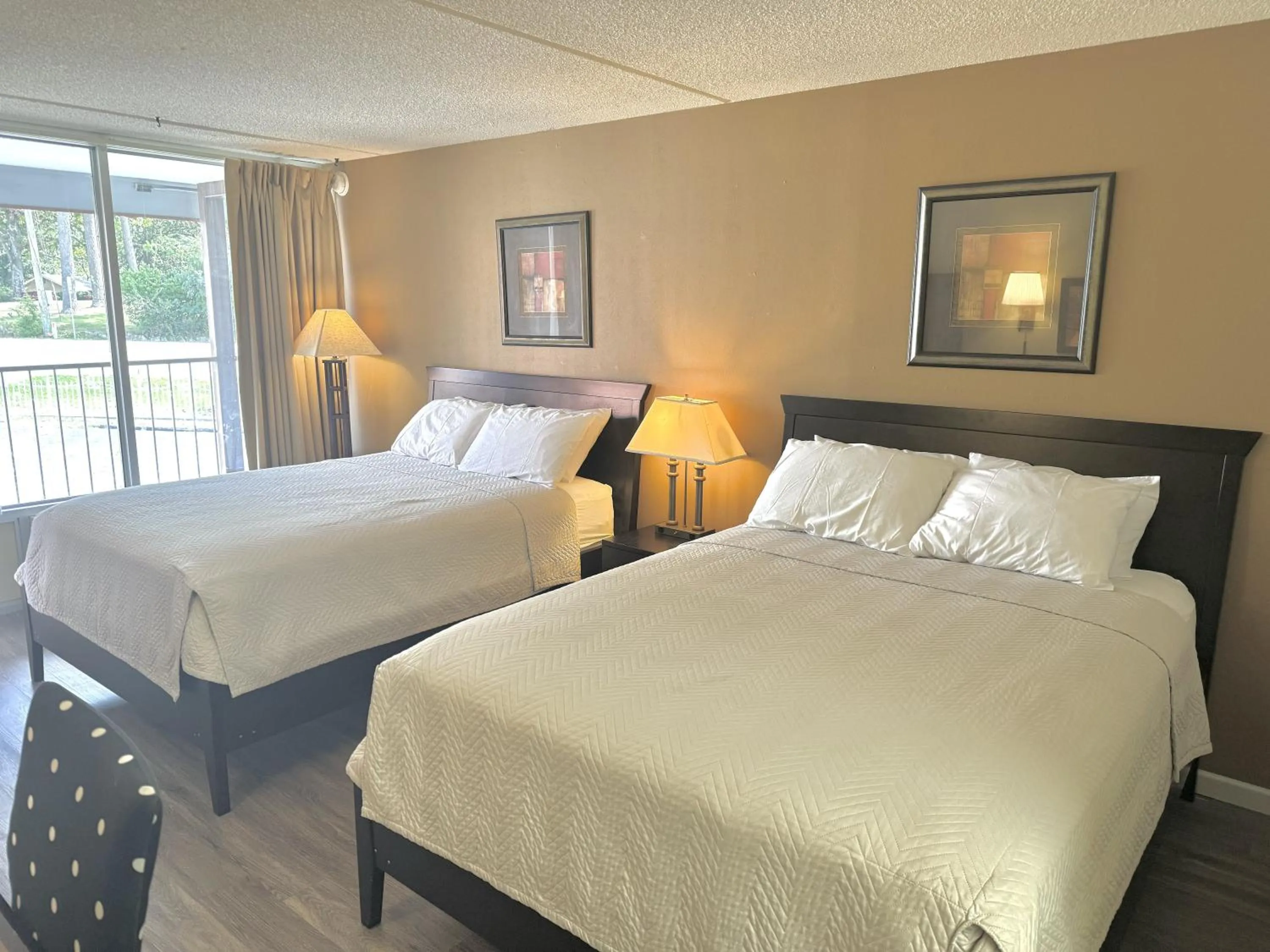 Bedroom, Bed in Eureka Springs Heritage Motel