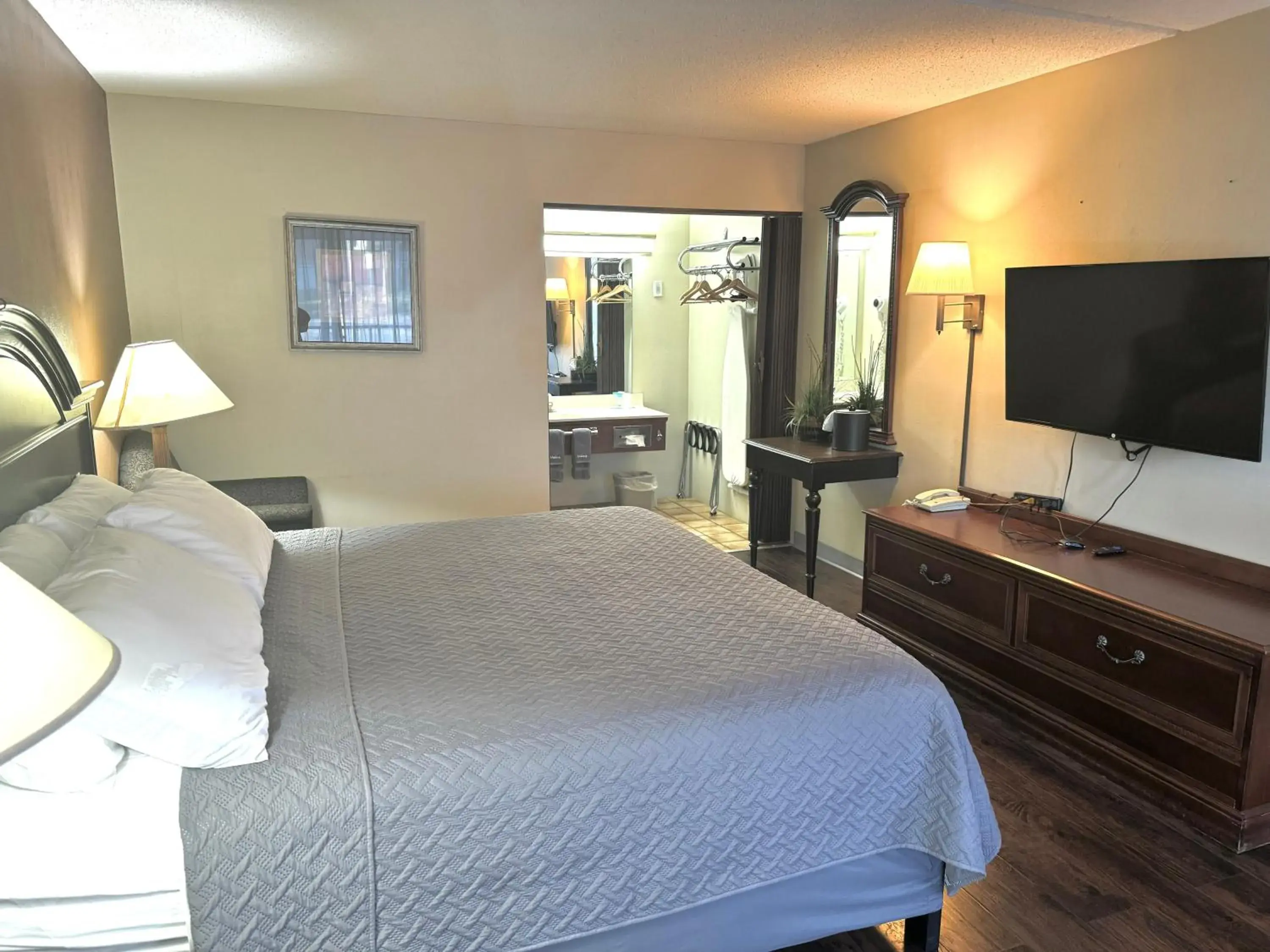 Standard King Room in Eureka Springs Heritage Motel Standard King Room in Eureka Springs Heritage Motel