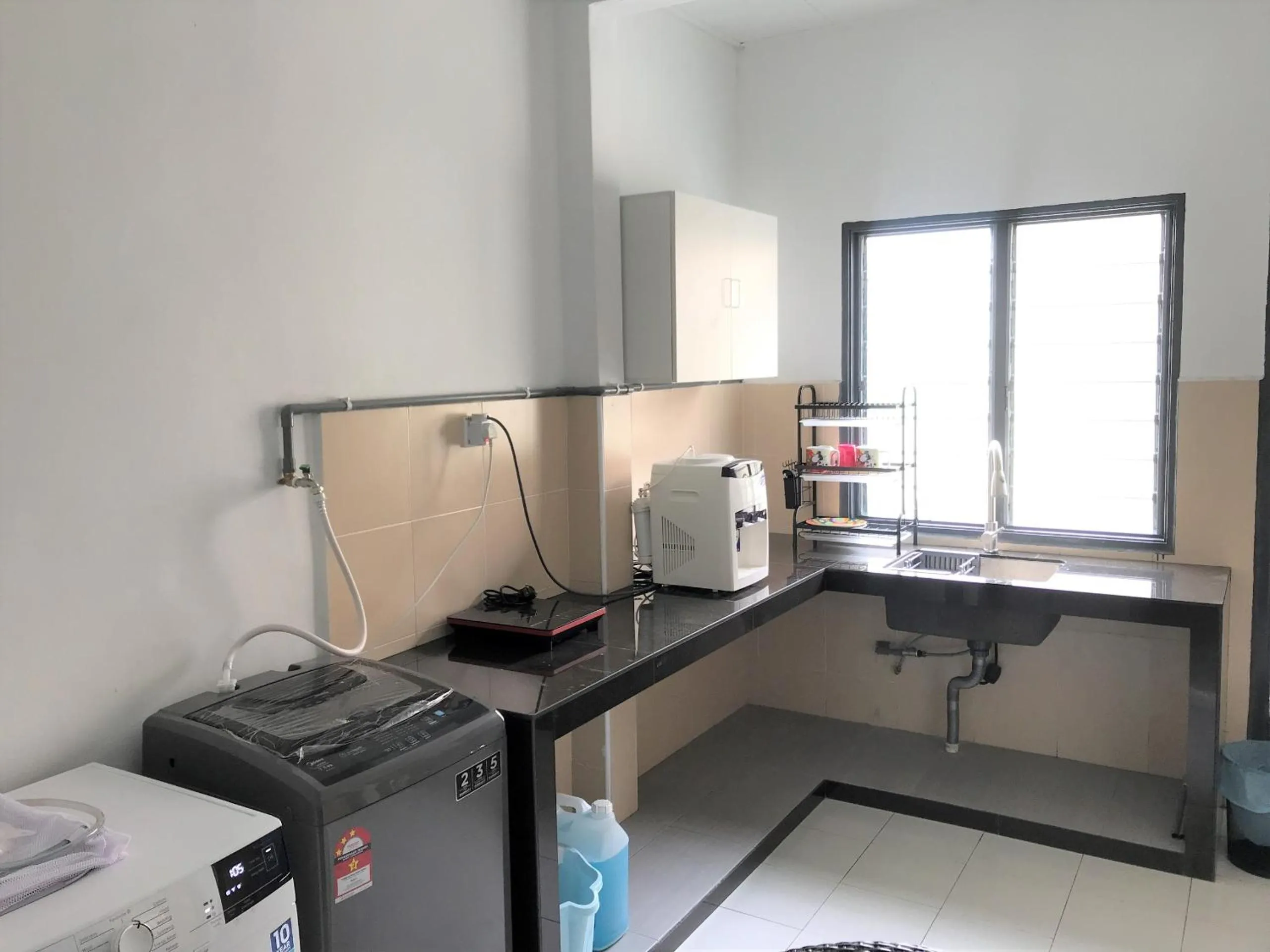 Kitchen or kitchenette in OYO 90493 JL Homestay