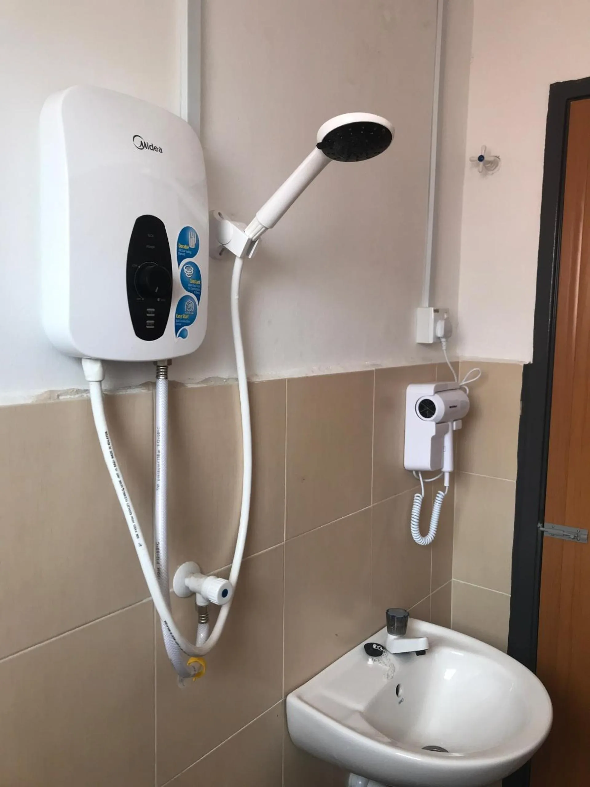 Bathroom in OYO 90493 JL Homestay