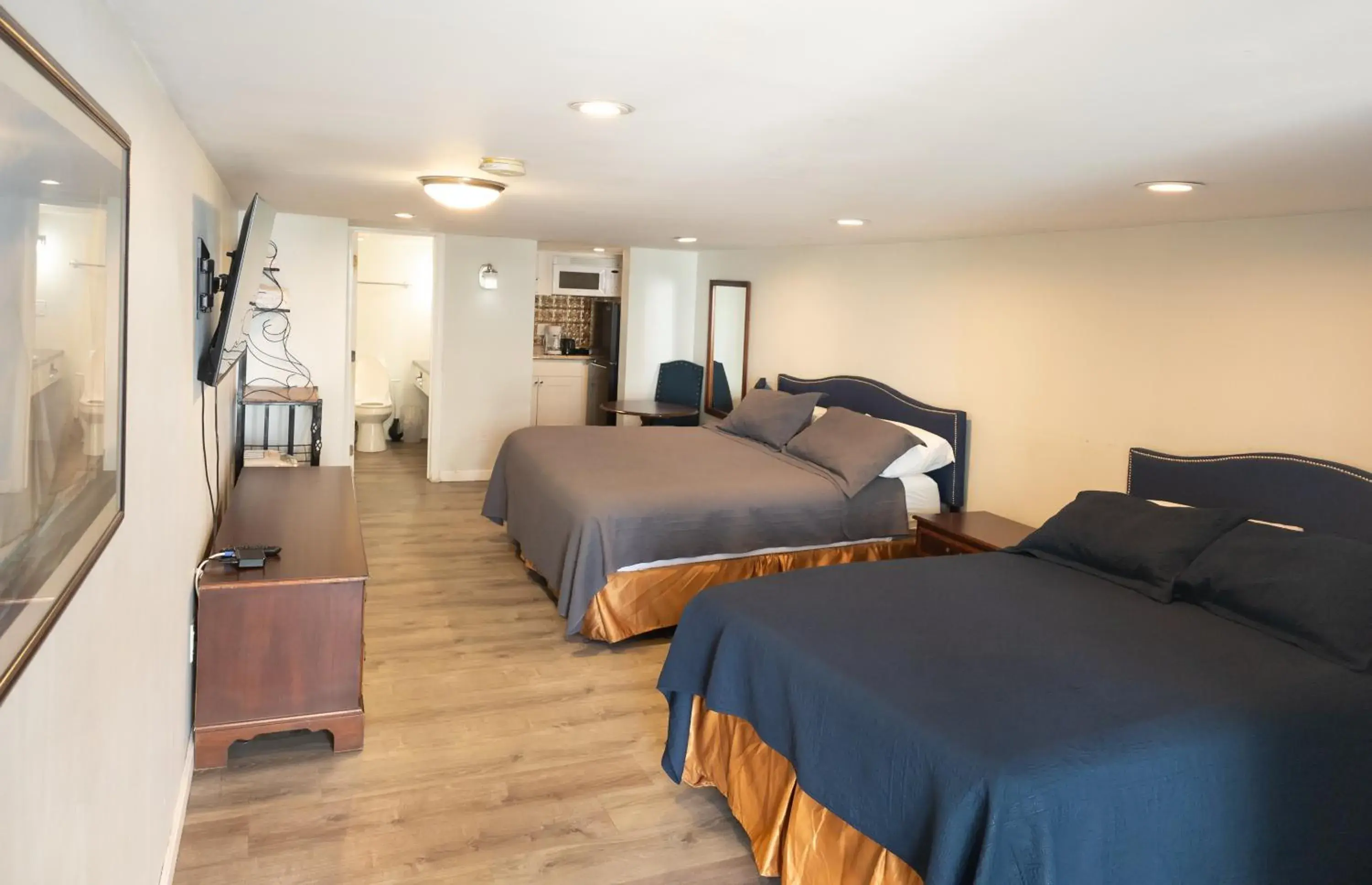 TV and multimedia, Bed in Ships Inn TV and multimedia, Bed in Ships Inn