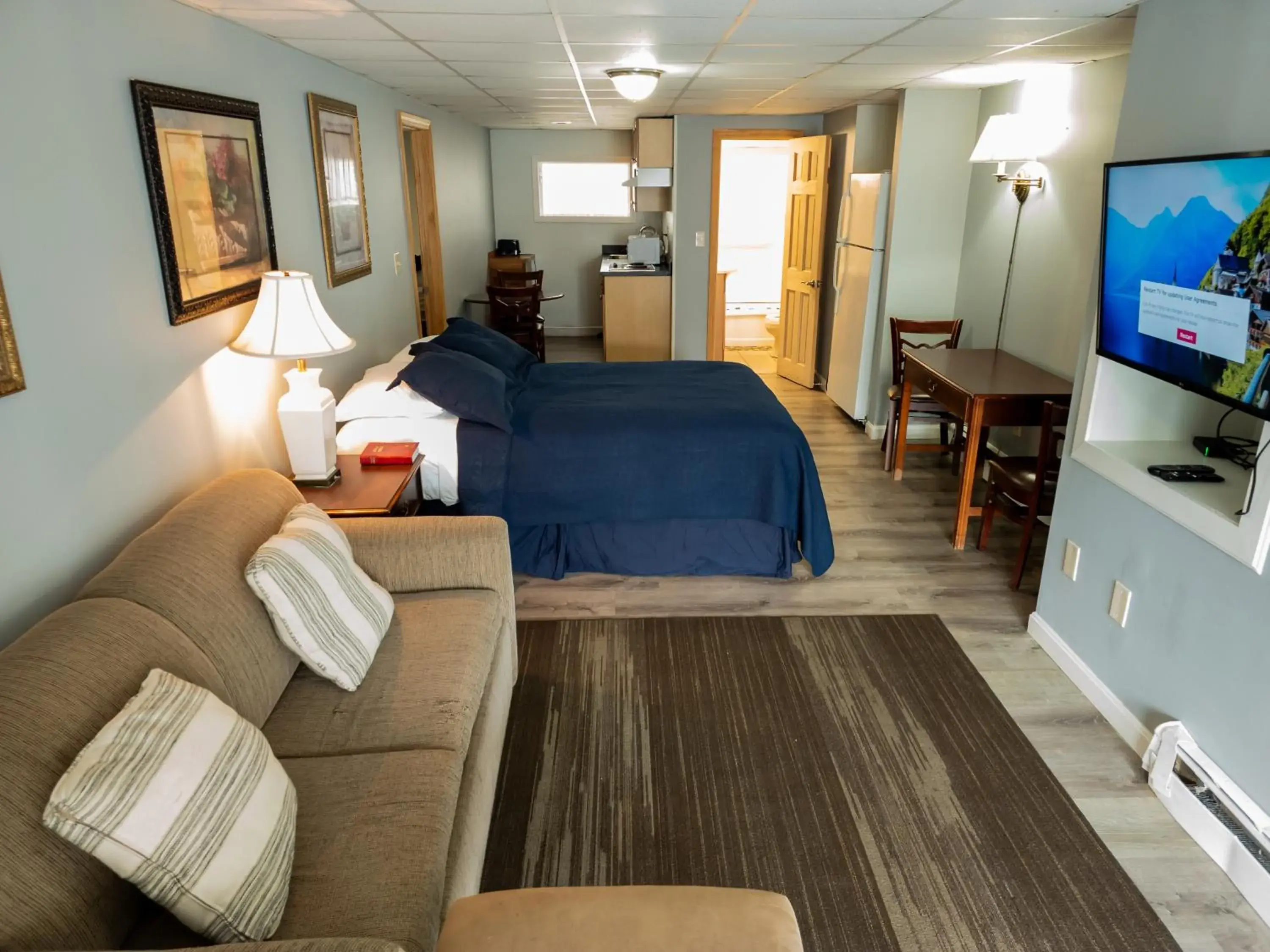 Communal lounge/ TV room, Bed in Ships Inn Communal lounge/ TV room, Bed in Ships Inn