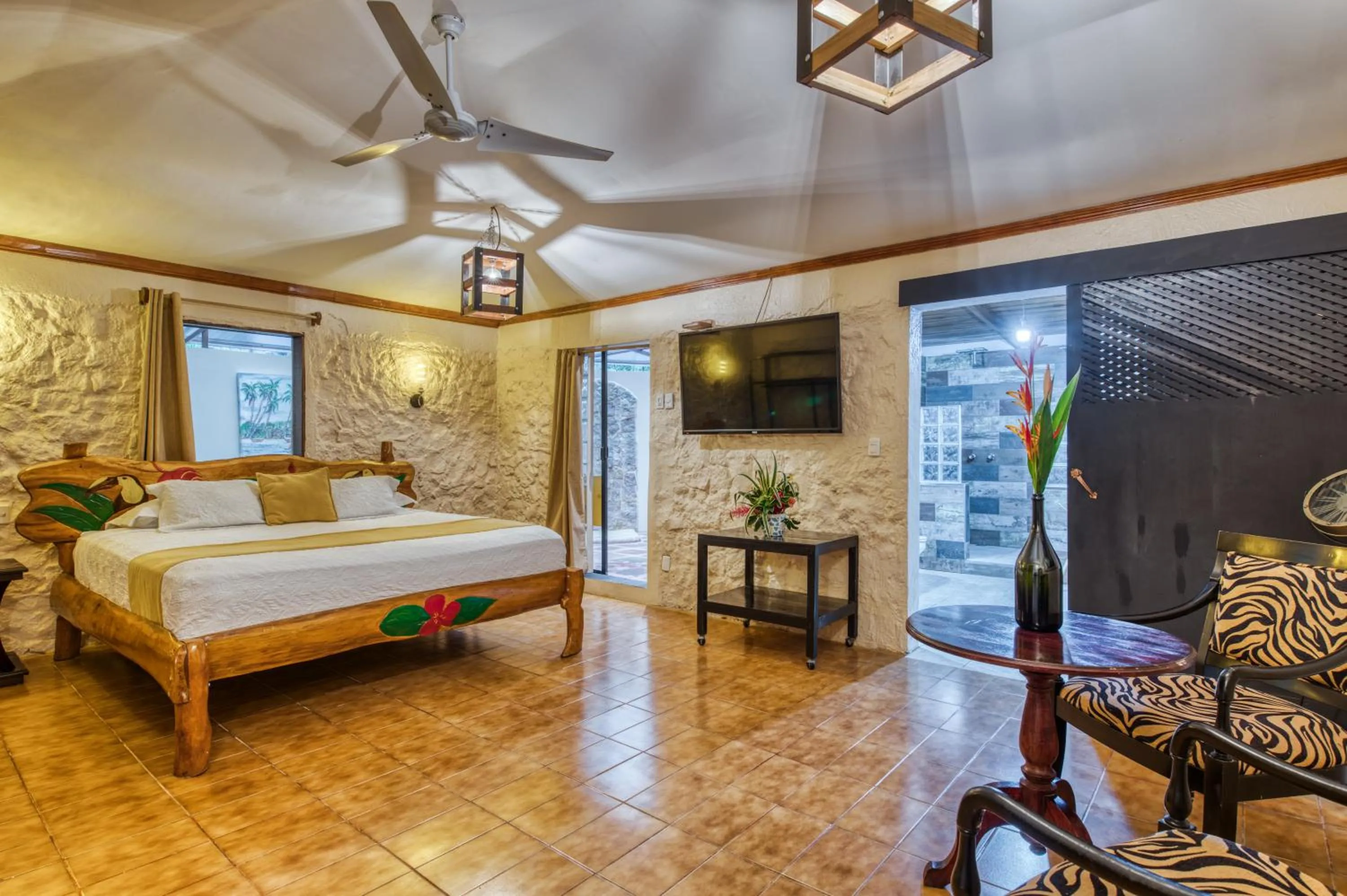 Bed in Atlantida Lodge Cahuita