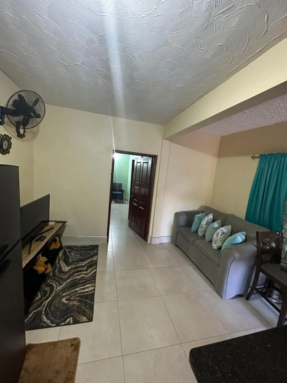 Communal lounge/ TV room in White House by White River