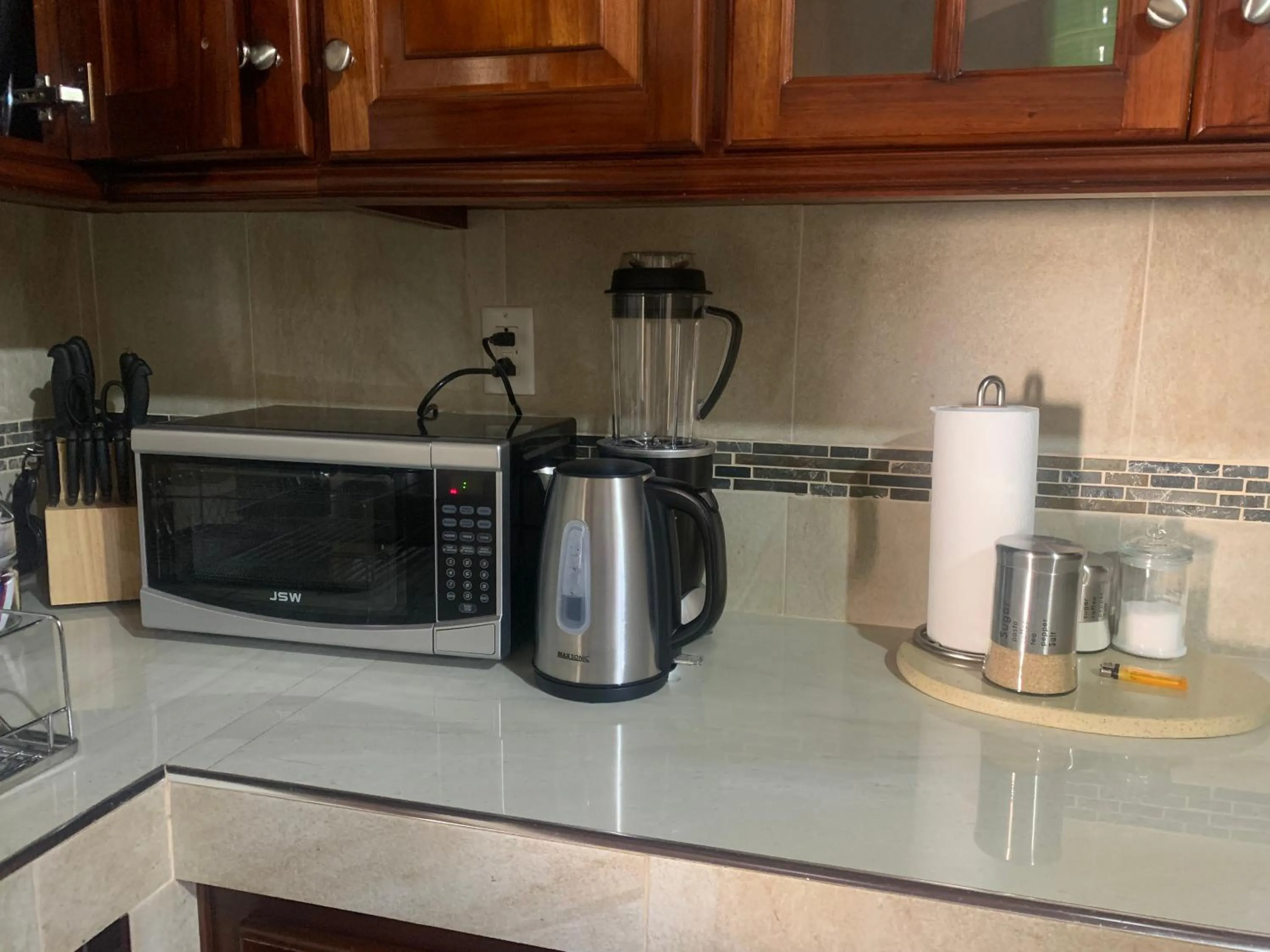 Coffee/tea facilities in White House by White River